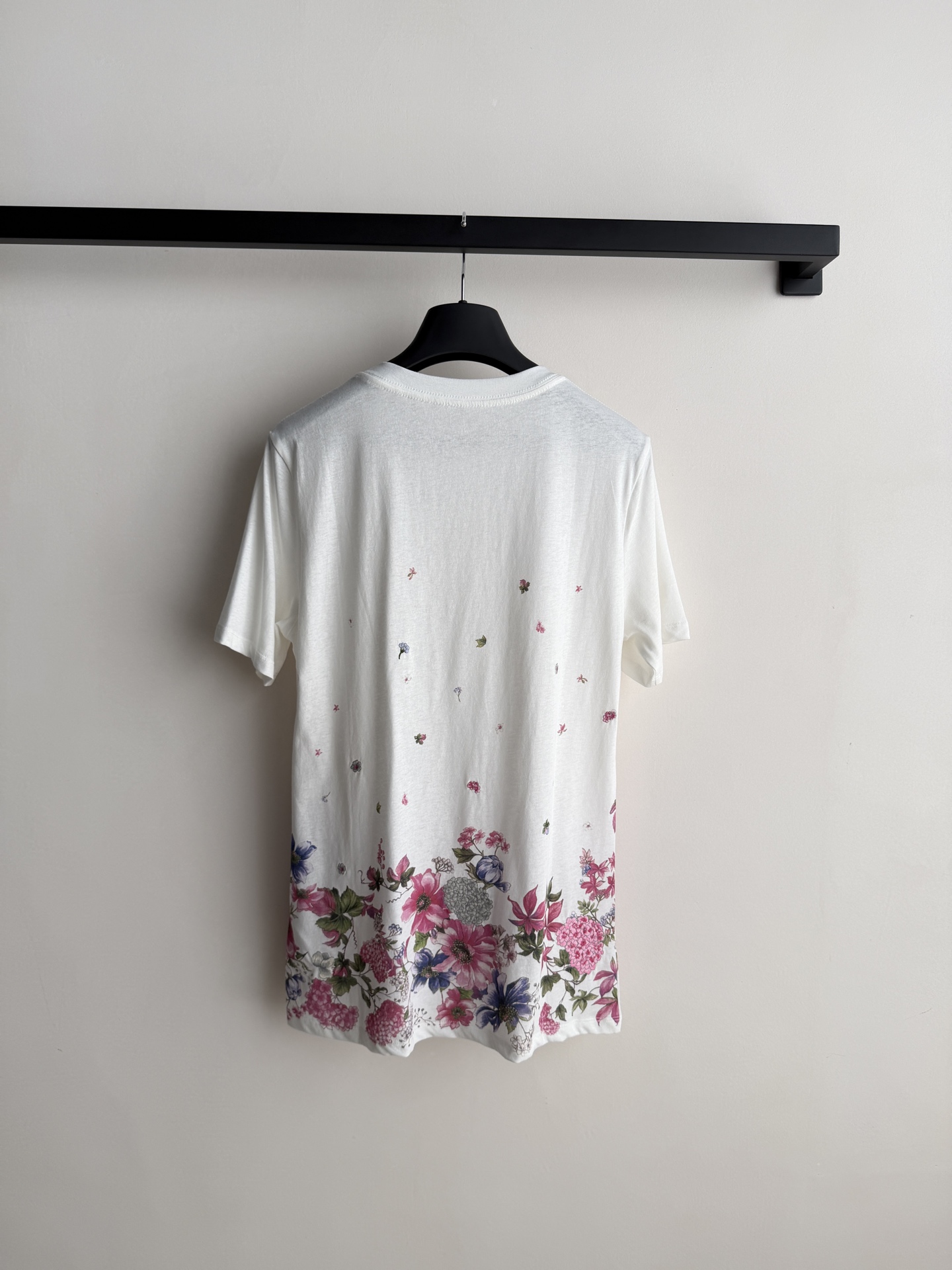 𝐃𝐢𝐨*🆕26new🪄花卉刺绣短袖T恤🌸🩷🌸奶白色底色搭配粉蓝花卉，清新优雅，春夏氛围感满满✨整体花朵蝴