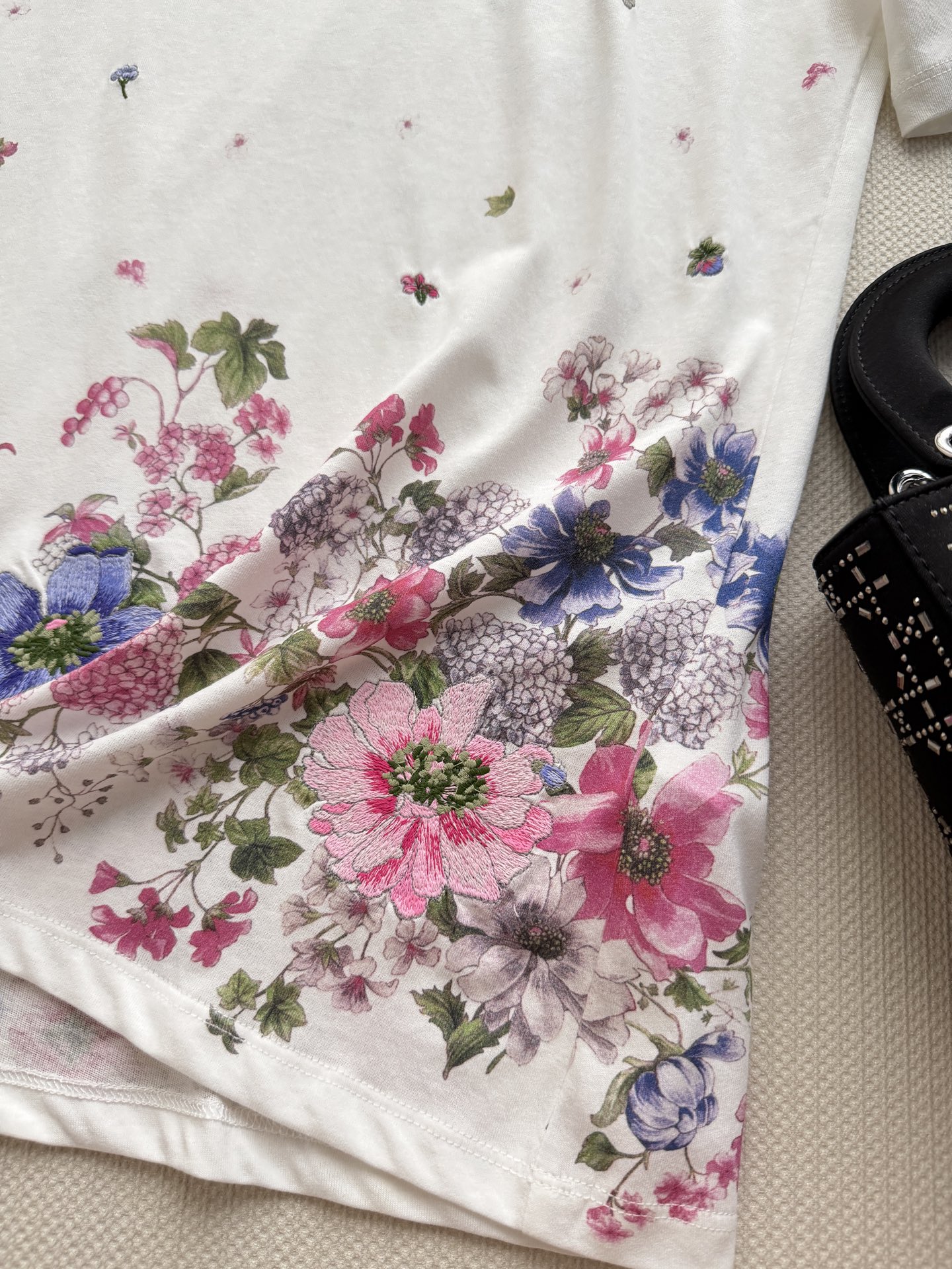 𝐃𝐢𝐨*🆕26new🪄花卉刺绣短袖T恤🌸🩷🌸奶白色底色搭配粉蓝花卉，清新优雅，春夏氛围感满满✨整体花朵蝴
