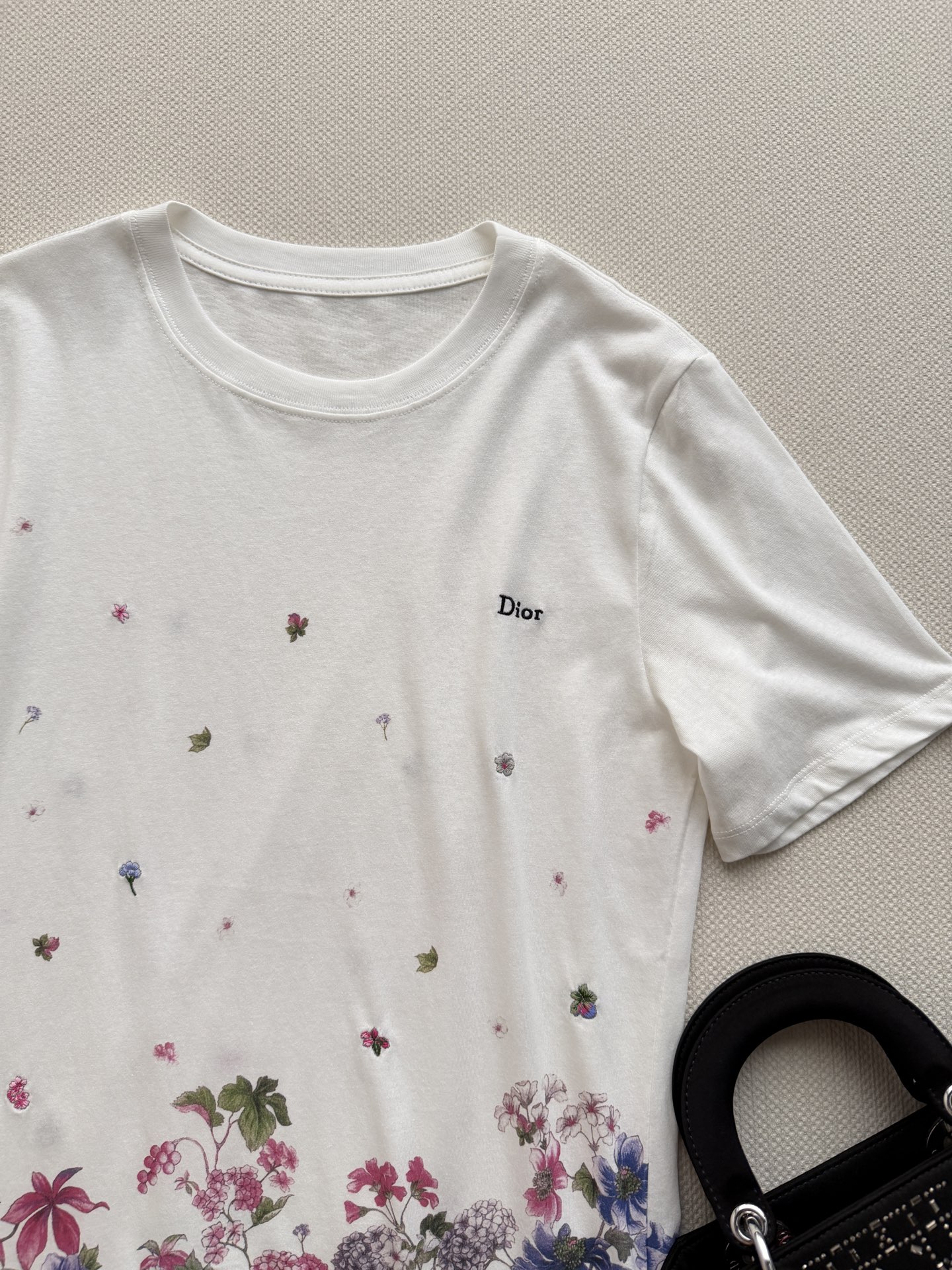 𝐃𝐢𝐨*🆕26new🪄花卉刺绣短袖T恤🌸🩷🌸奶白色底色搭配粉蓝花卉，清新优雅，春夏氛围感满满✨整体花朵蝴