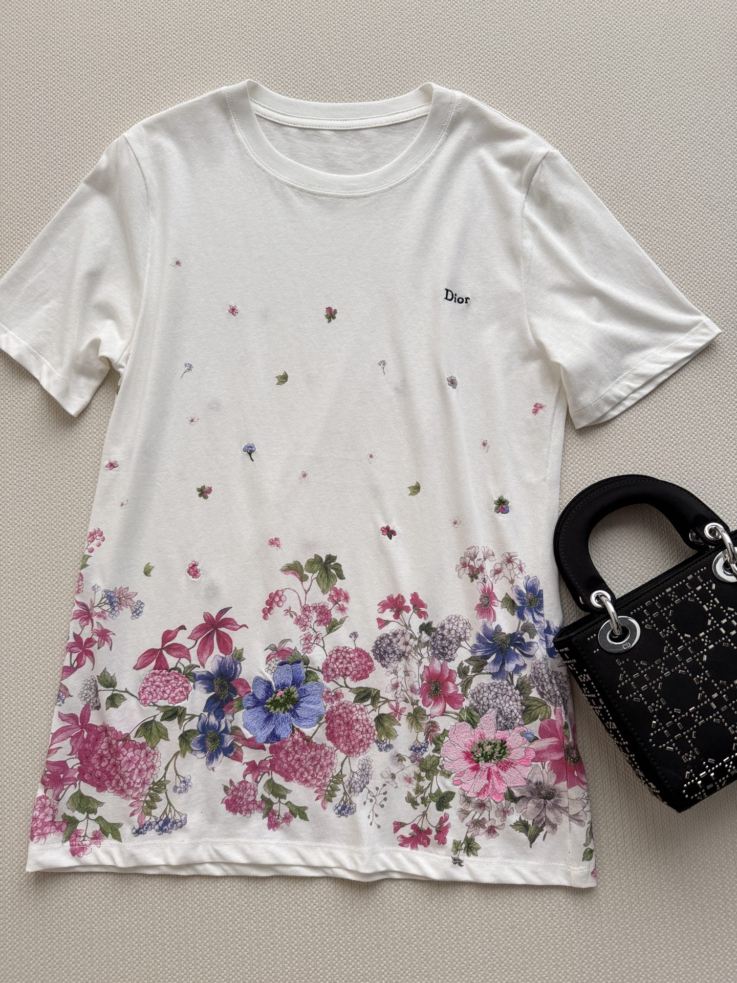 𝐃𝐢𝐨*🆕26new🪄花卉刺绣短袖T恤🌸🩷🌸奶白色底色搭配粉蓝花卉，清新优雅，春夏氛围感满满✨整体花朵蝴