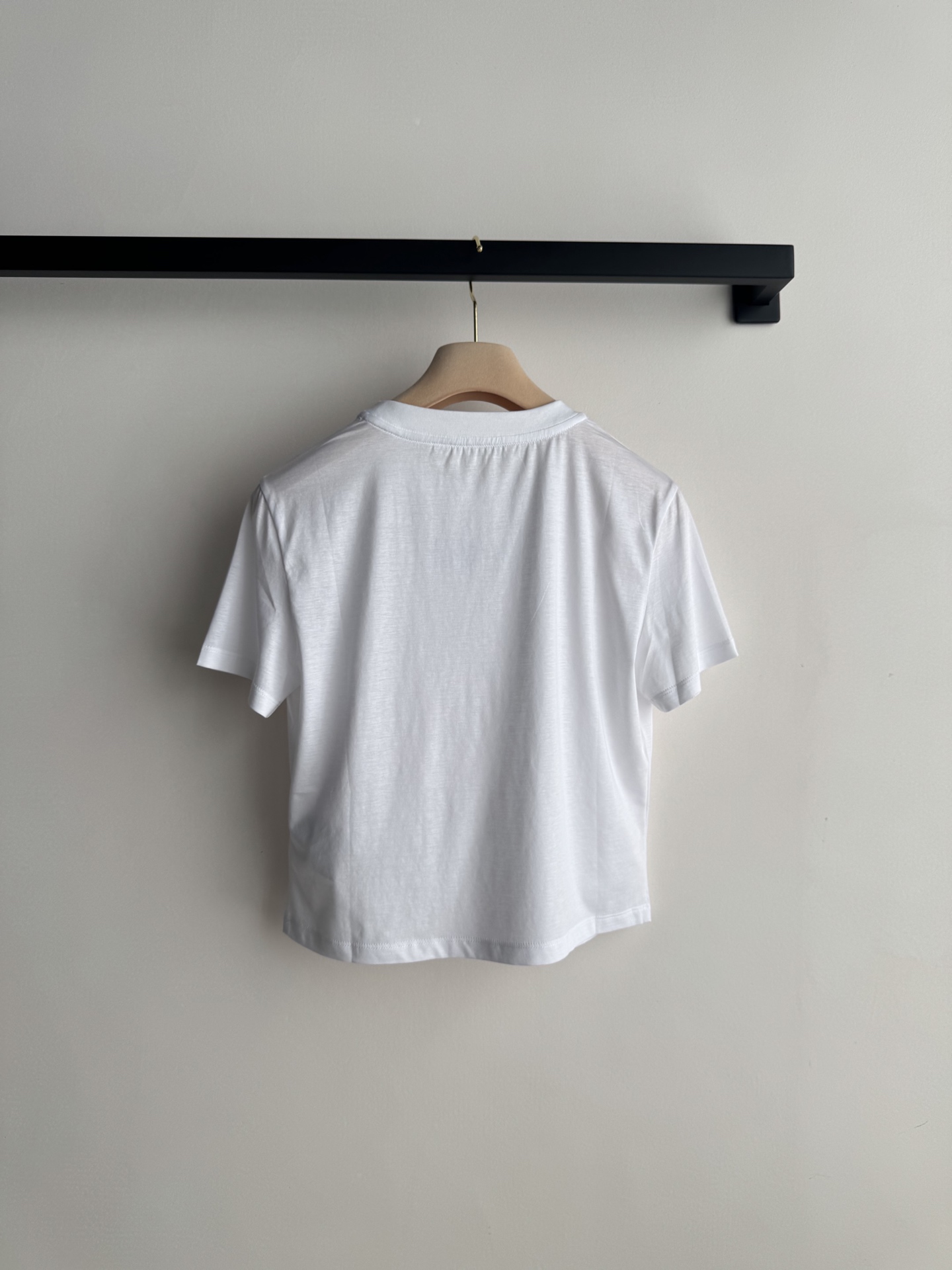 Miumi*🆕26new🪄徽标刺绣圆领小白Tee🤍🤍🤍简约设计+胸前黑色品牌标识，辨识度满分✨上身呈现微