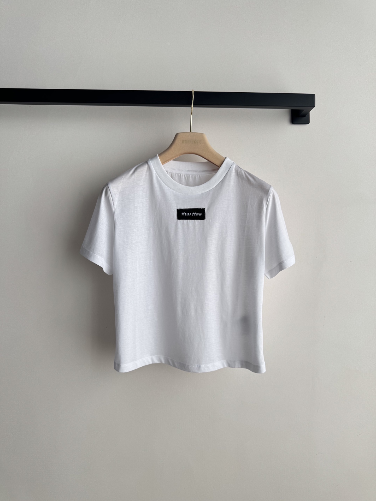 Miumi*🆕26new🪄徽标刺绣圆领小白Tee🤍🤍🤍简约设计+胸前黑色品牌标识，辨识度满分✨上身呈现微