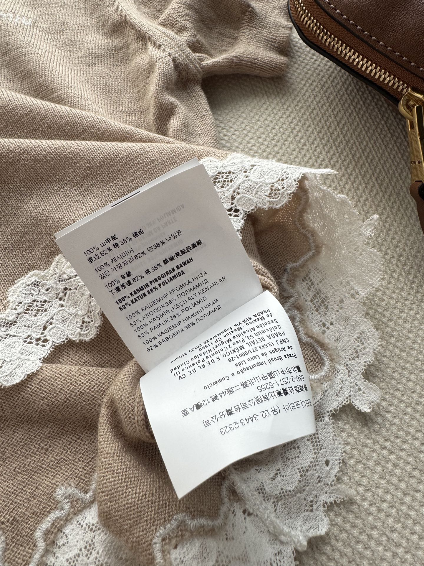 Miumi*🆕26新款燕麦色蕾丝边针织短袖，柔软亲肤，轻薄透气，下摆白色蕾丝边，法式复古感满满✨。正肩剪