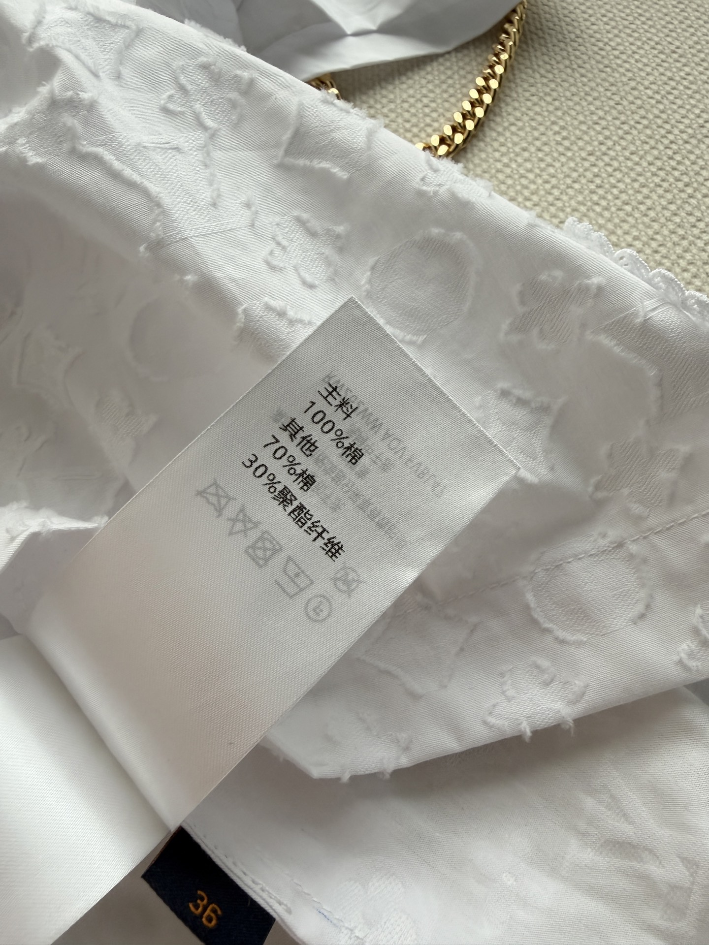 LouisVuitto*🆕这款白色镂空蕾丝上衣，轻薄透气，夏天穿超舒服！V领+单排纽扣设计，法式优雅感满