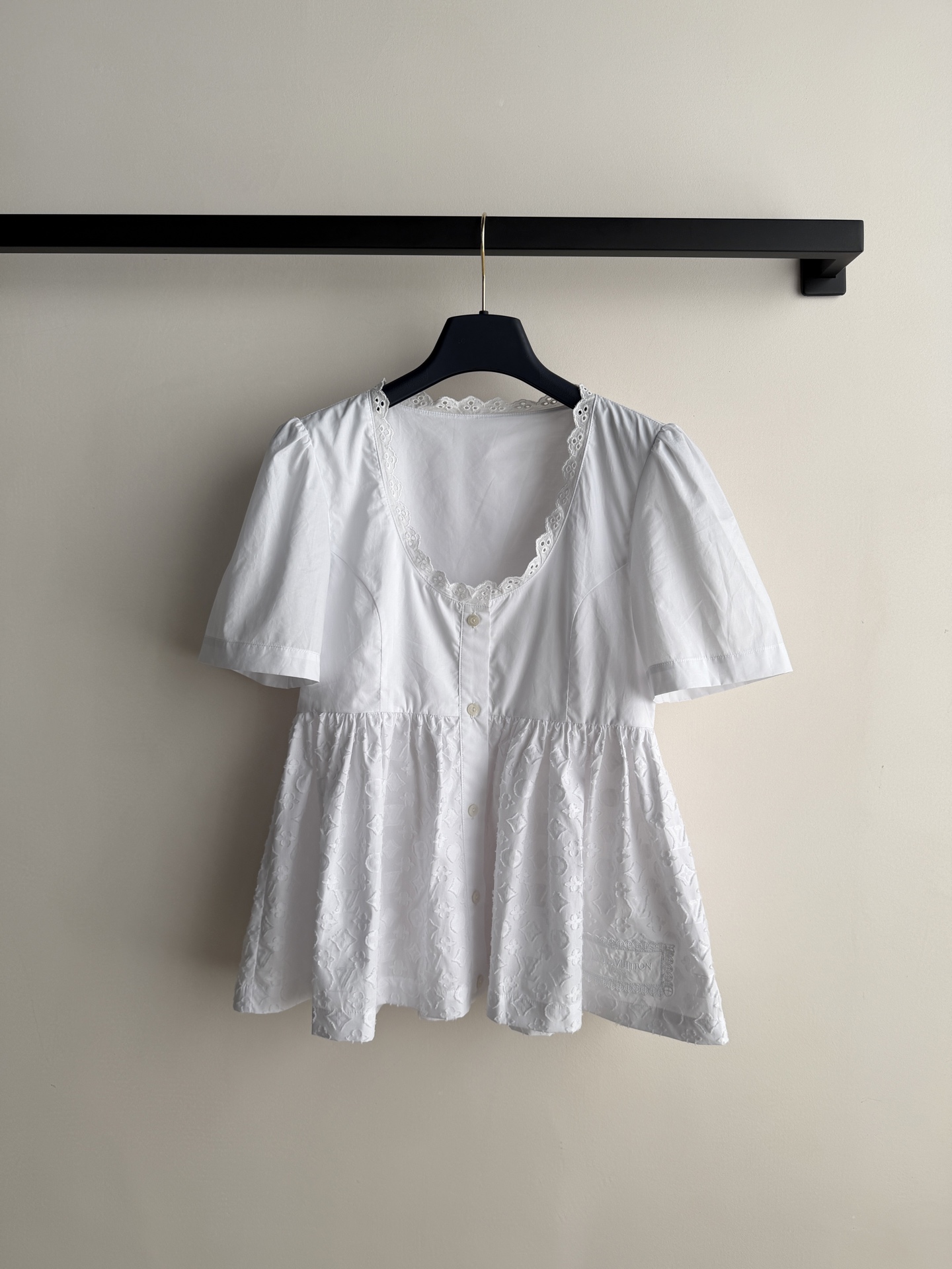 LouisVuitto*🆕这款白色镂空蕾丝上衣，轻薄透气，夏天穿超舒服！V领+单排纽扣设计，法式优雅感满