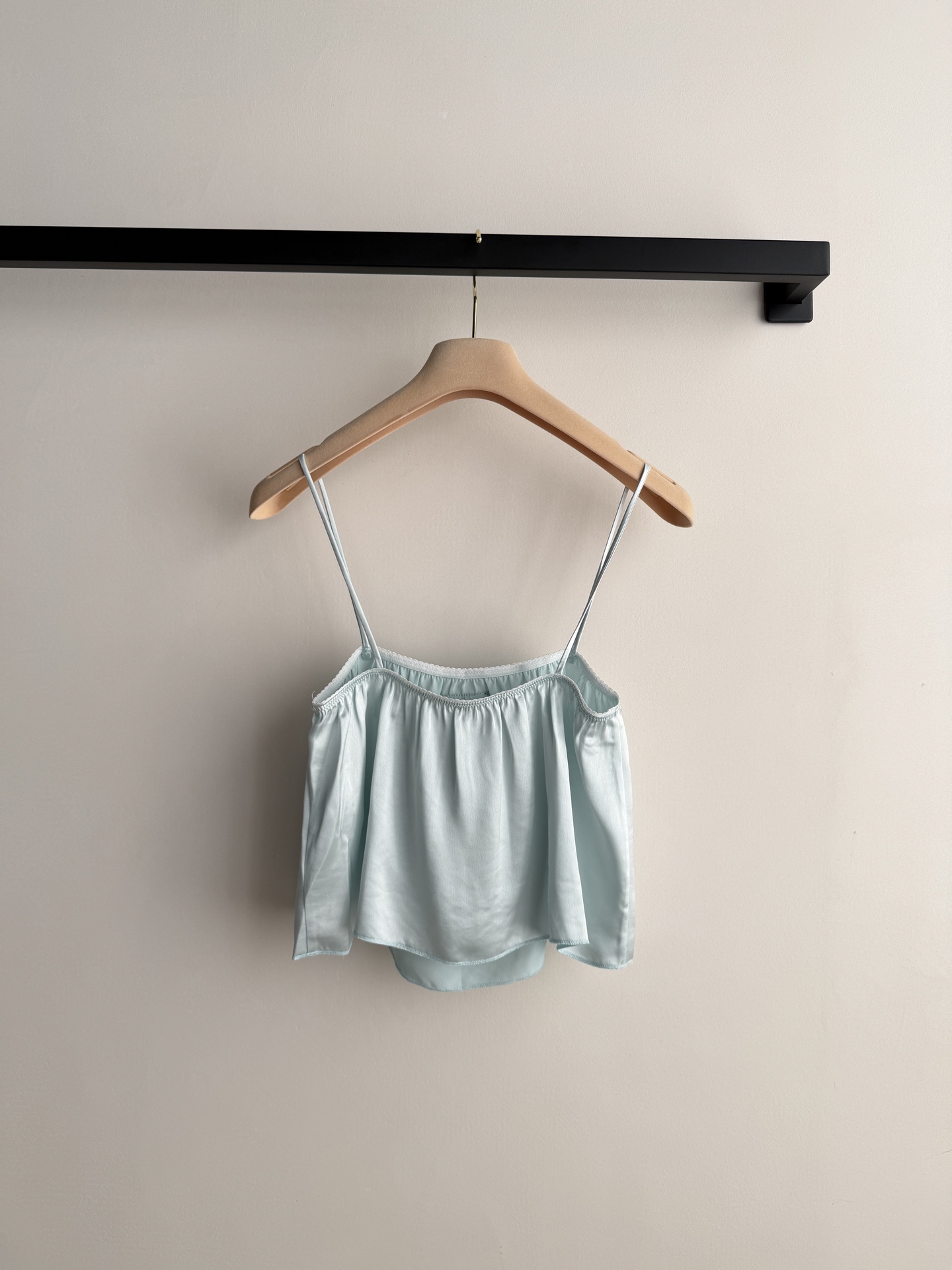 𝐌𝐢𝐮𝐌𝐢*🆕26new🪄醋酸花边吊带半裙套装👛垂感无敌的重磅醋酸材质制成，胸前白色花边设计呈现轻熟大气