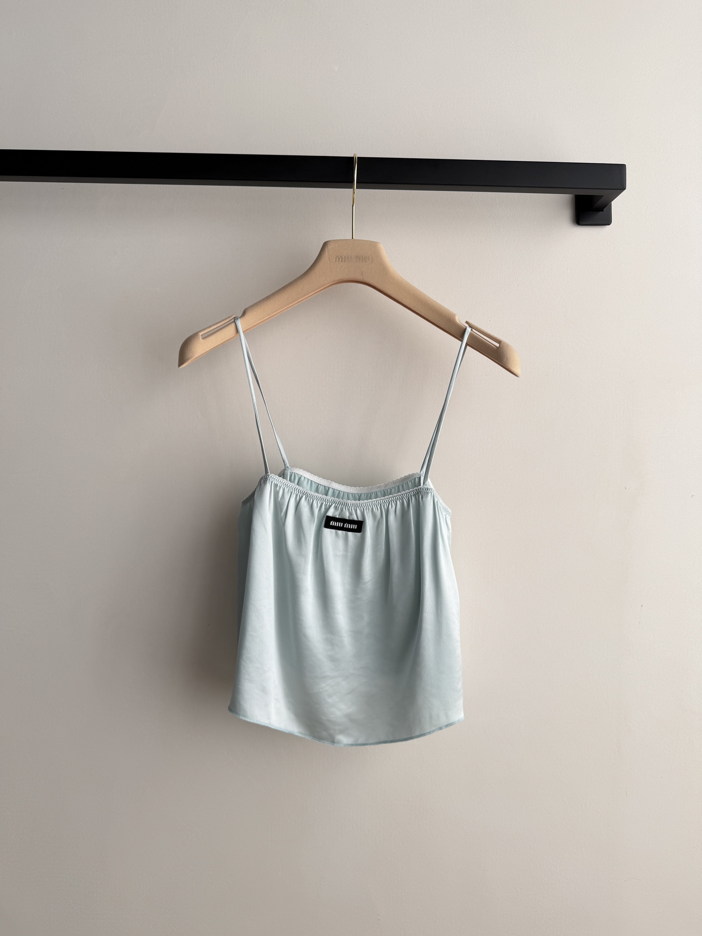 𝐌𝐢𝐮𝐌𝐢*🆕26new🪄醋酸花边吊带半裙套装👛垂感无敌的重磅醋酸材质制成，胸前白色花边设计呈现轻熟大气