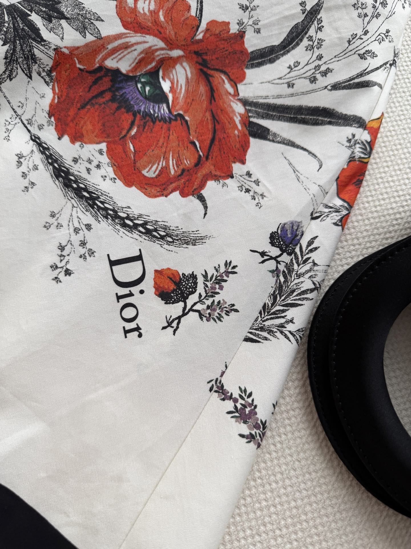 Dio*🆕这款复古花卉衬衫连衣裙，米白底配手绘大朵花卉，黑边袖口和裙摆超有细节感！高支棉混纺面料，透气又