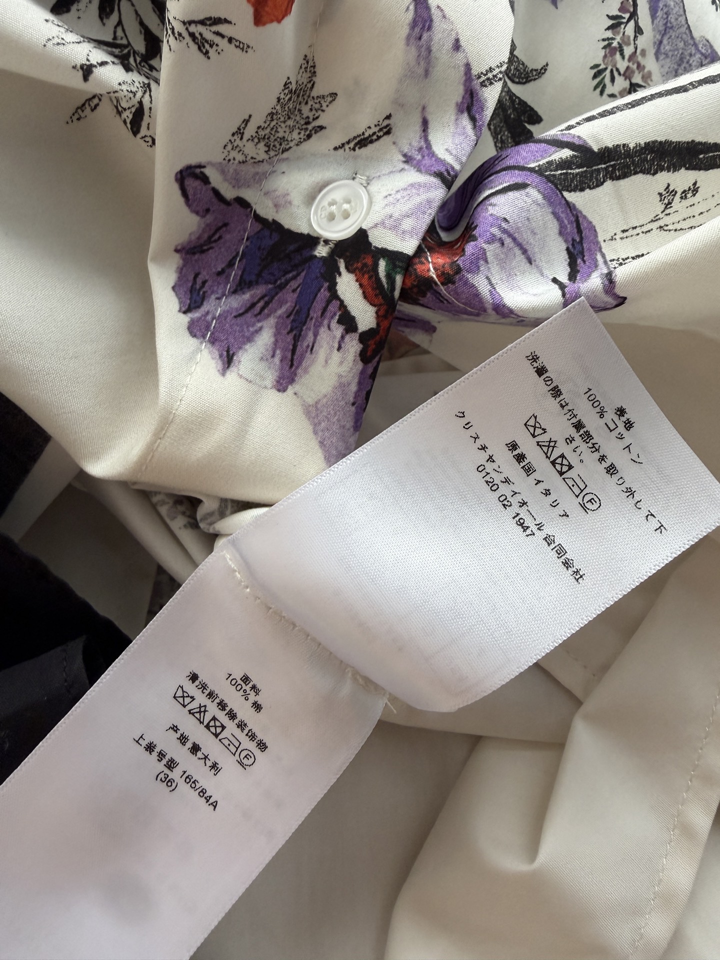 Dio*🆕这款复古花卉衬衫连衣裙，米白底配手绘大朵花卉，黑边袖口和裙摆超有细节感！高支棉混纺面料，透气又