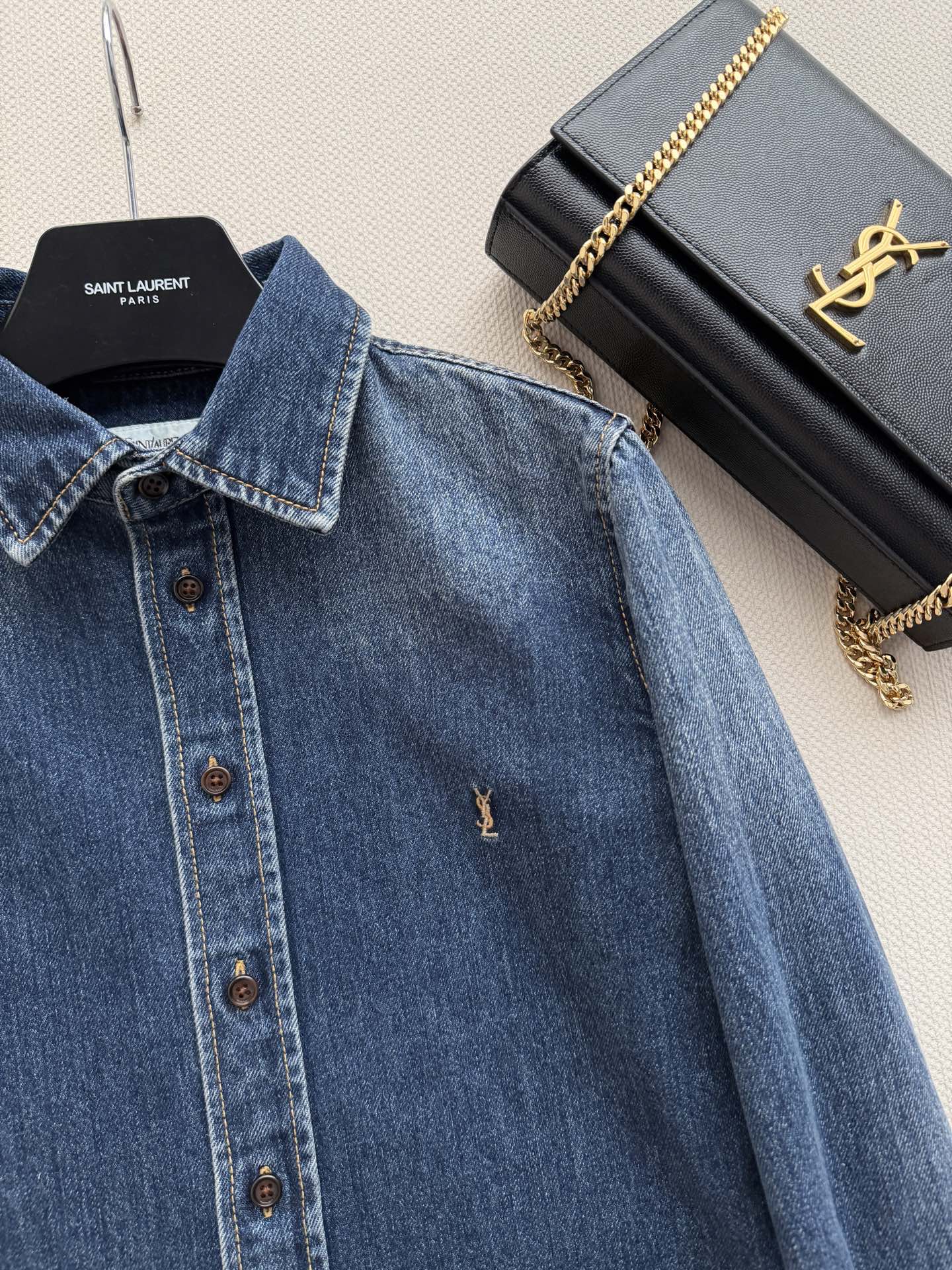 SaintLauren*🆕这件秋冬牛仔衬衫真的把「毫不费力的贵气」焊在身上了😭经典的深水洗牛仔蓝自带复古