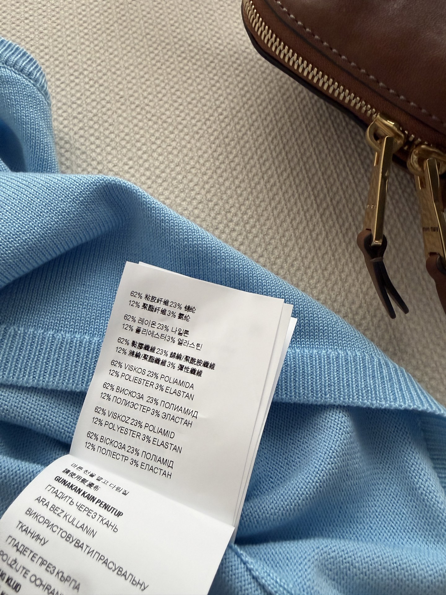 miumi*🆕抹胸针织背心，采用柔软针织面料，弹性好，贴合身形，穿着舒适。简约设计，领口和下摆罗纹收边，