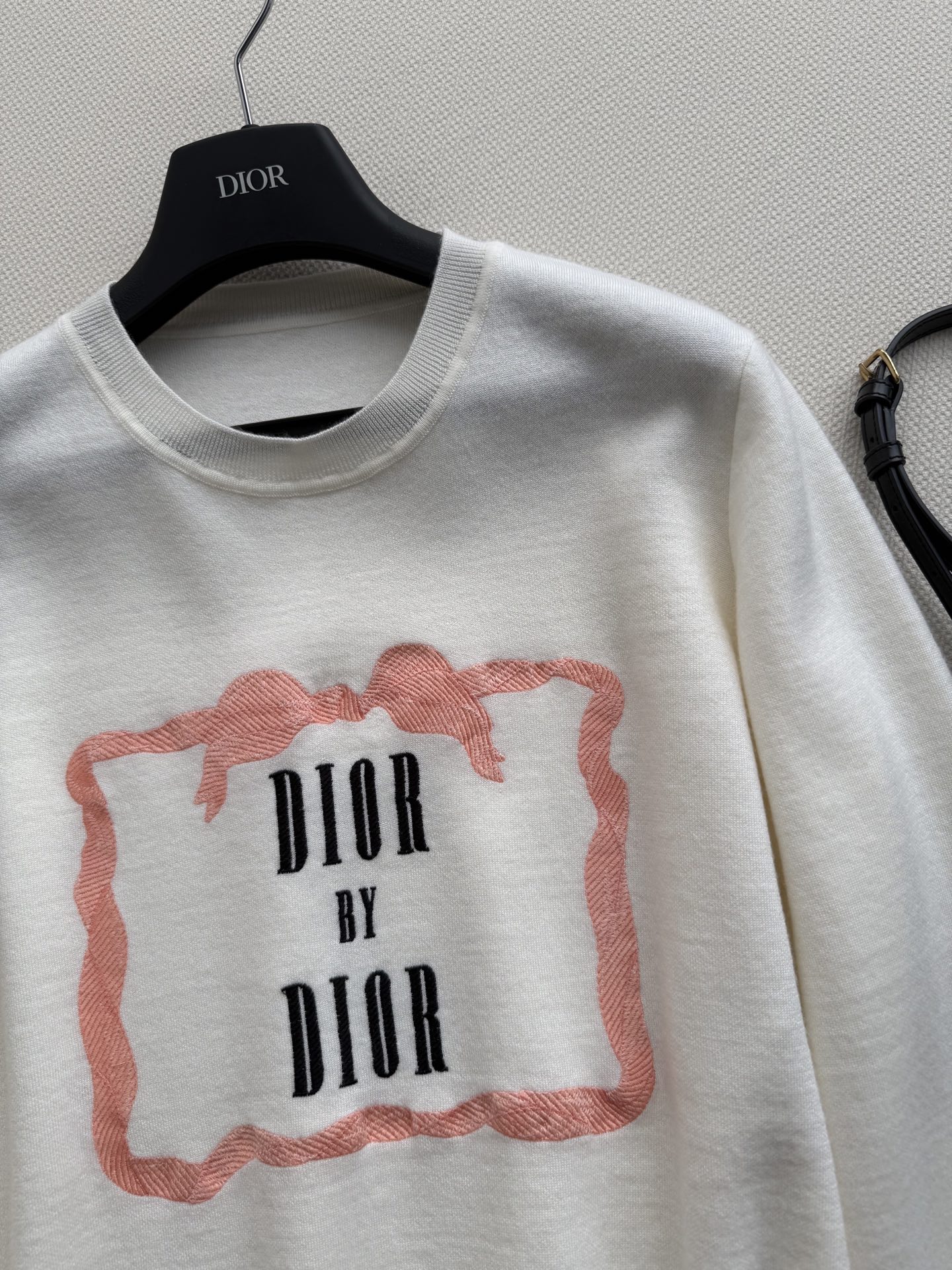Dio*🆕2026早春系列针织衫，米白色高支棉，柔软亲肤，贴身穿着超舒适！胸前“DIOR BY DIOR
