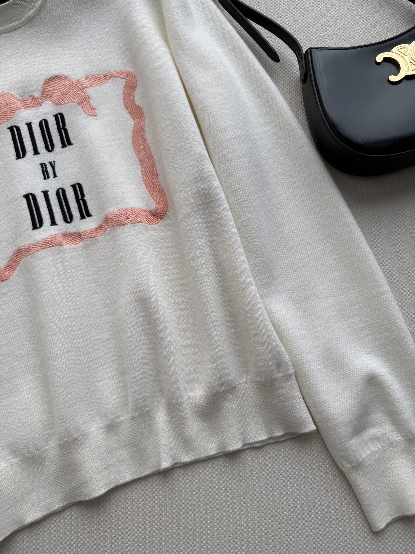 Dio*🆕2026早春系列针织衫，米白色高支棉，柔软亲肤，贴身穿着超舒适！胸前“DIOR BY DIOR
