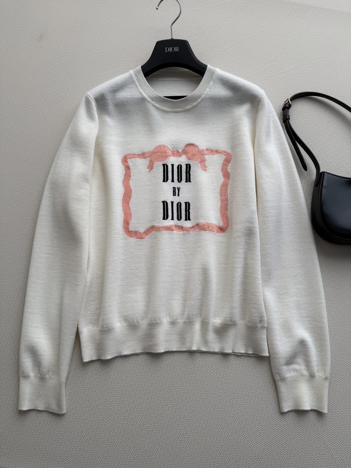 Dio*🆕2026早春系列针织衫，米白色高支棉，柔软亲肤，贴身穿着超舒适！胸前“DIOR BY DIOR