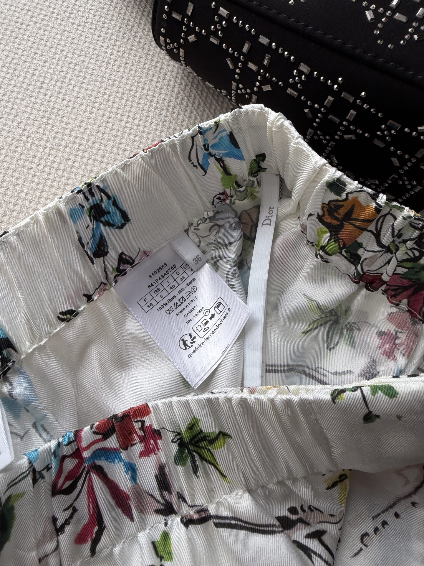 Dio*🆕26早秋 花卉印花真丝裤👖🌸 满版法式花卉印花 复古田园感拉满 手感丝滑 上身有质感 黑色包边+贴袋设计 细节