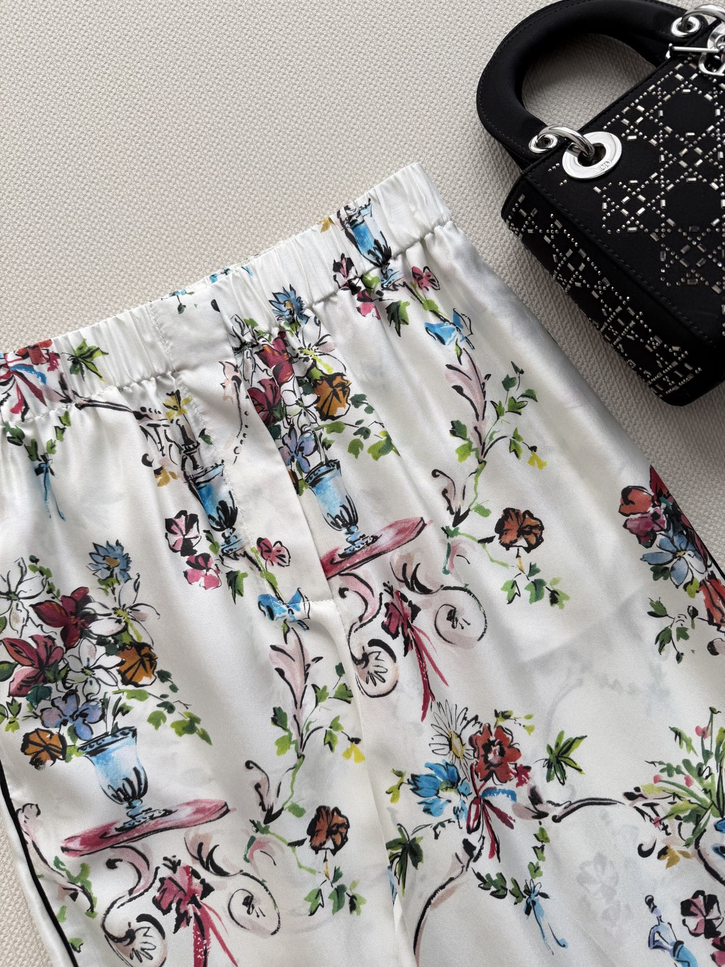 Dio*🆕26早秋 花卉印花真丝裤👖🌸 满版法式花卉印花 复古田园感拉满 手感丝滑 上身有质感 黑色包边+贴袋设计 细节