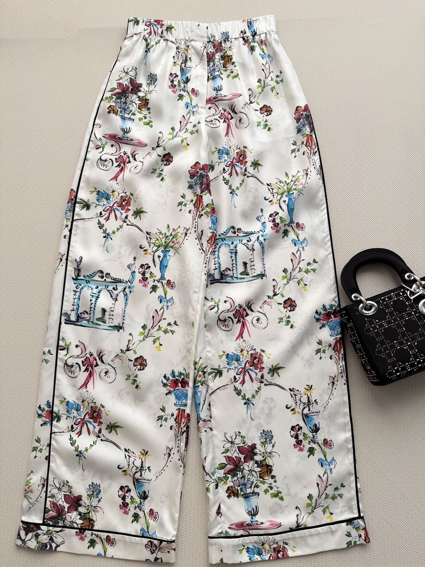 Dio*🆕26早秋 花卉印花真丝裤👖🌸 满版法式花卉印花 复古田园感拉满 手感丝滑 上身有质感 黑色包边+贴袋设计 细节