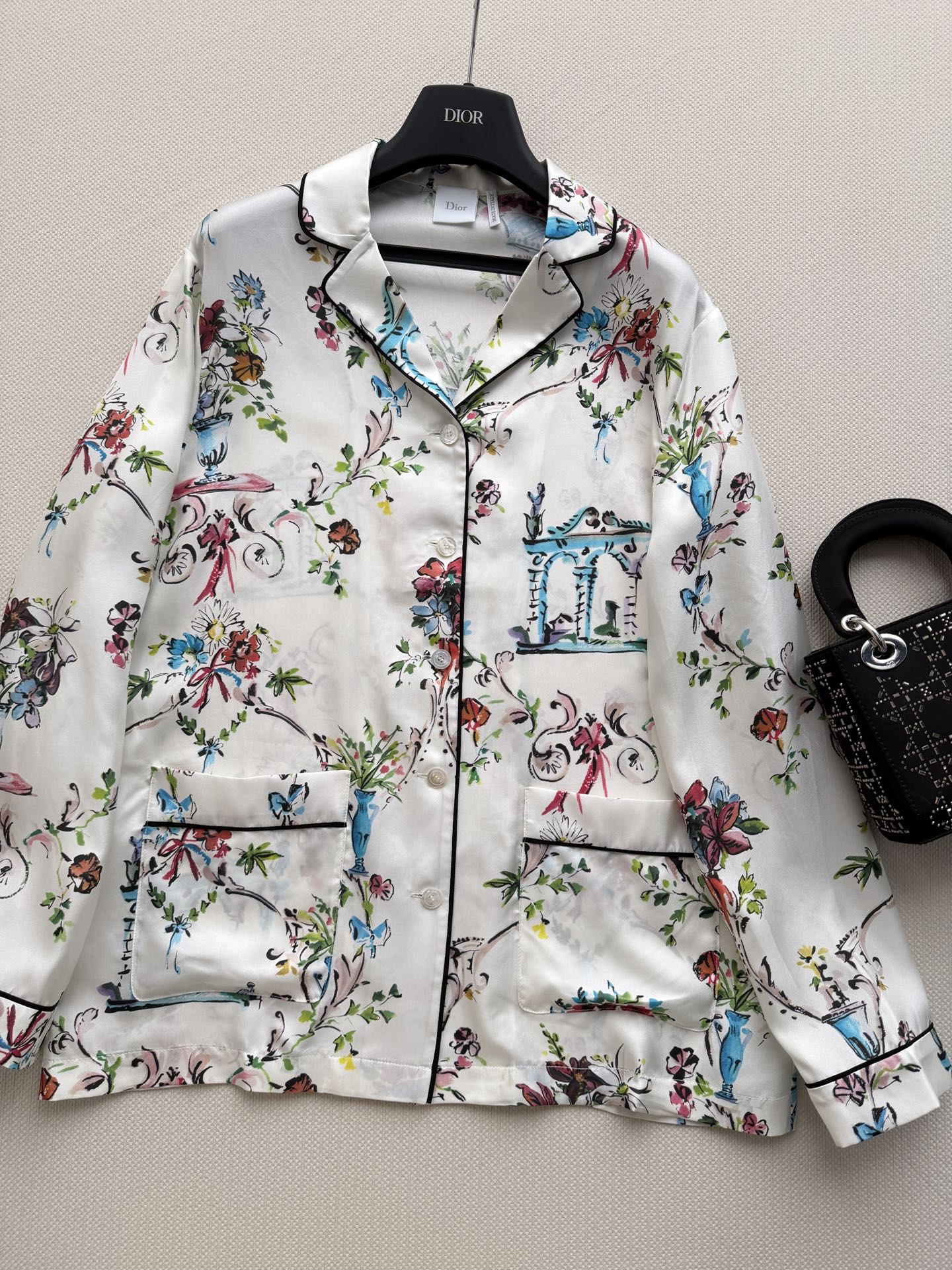 Dio*🆕26早秋 花卉印花真丝衬衫🌸 满版法式花卉印花 复古田园感拉满 手感丝滑 上身有质感 黑色包边+贴袋设计 细节