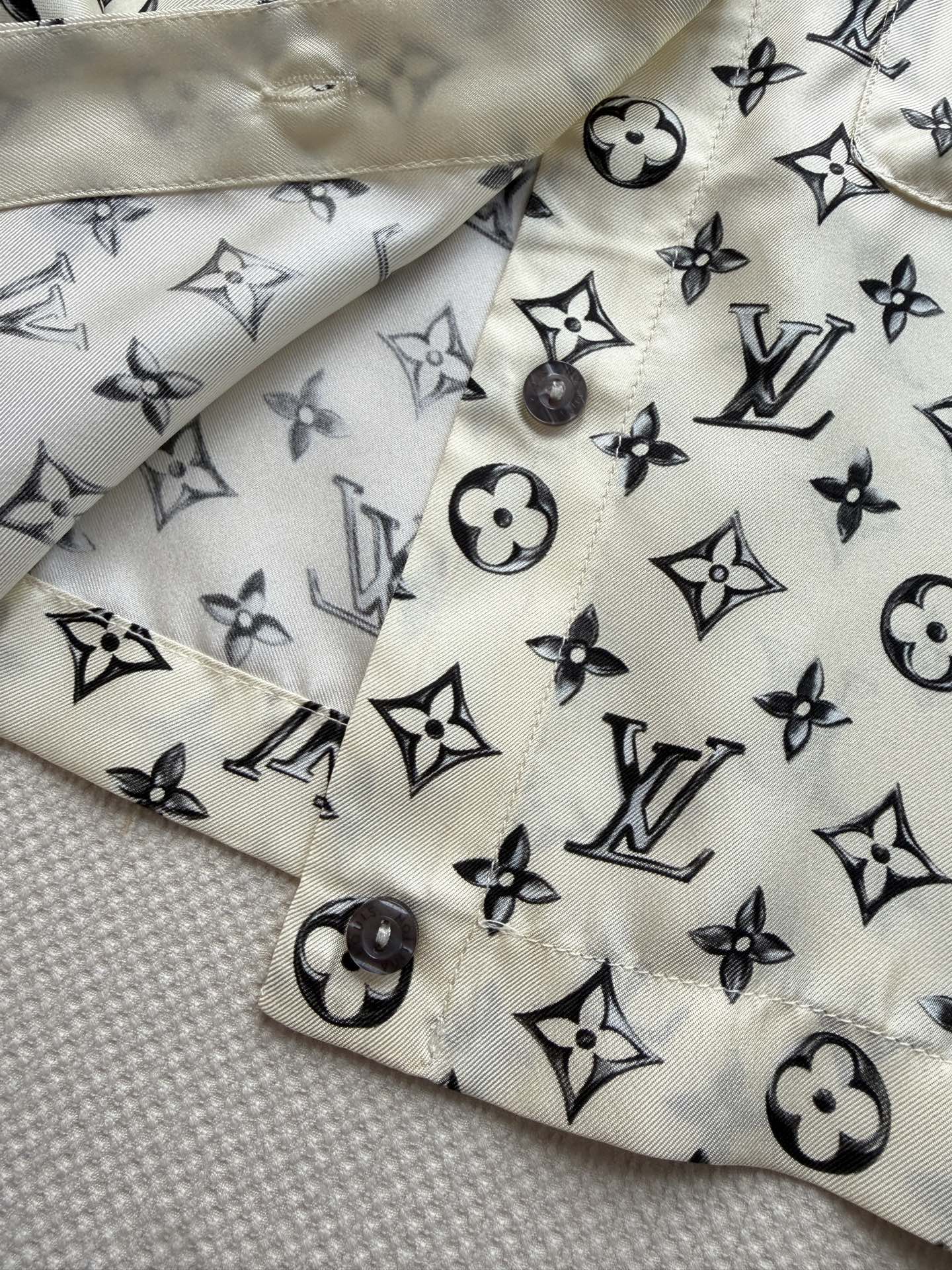 LouisVuitto*🆕 2026早秋系列Monogram真丝衬衫，经典老花图案+白色底色，优雅又有辨