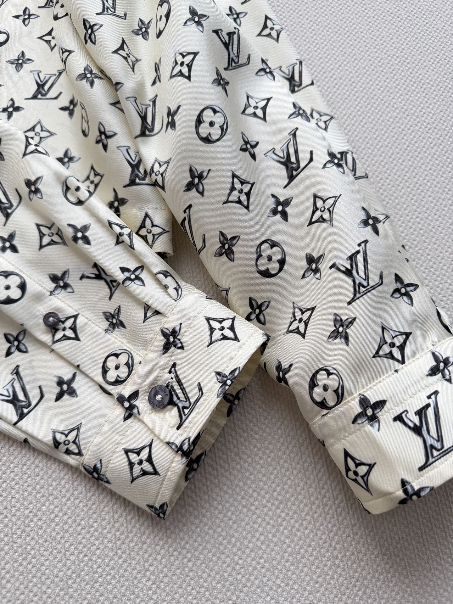 LouisVuitto*🆕 2026早秋系列Monogram真丝衬衫，经典老花图案+白色底色，优雅又有辨
