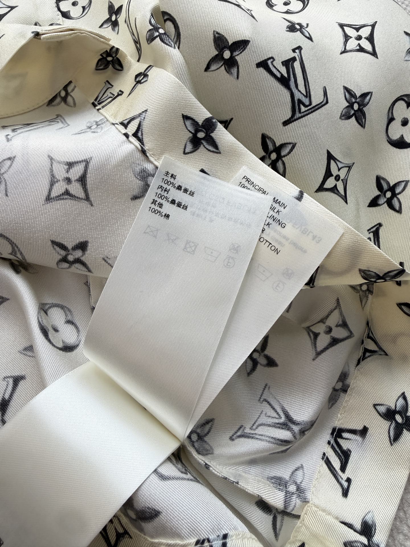 LouisVuitto*🆕 2026早秋系列Monogram真丝衬衫，经典老花图案+白色底色，优雅又有辨