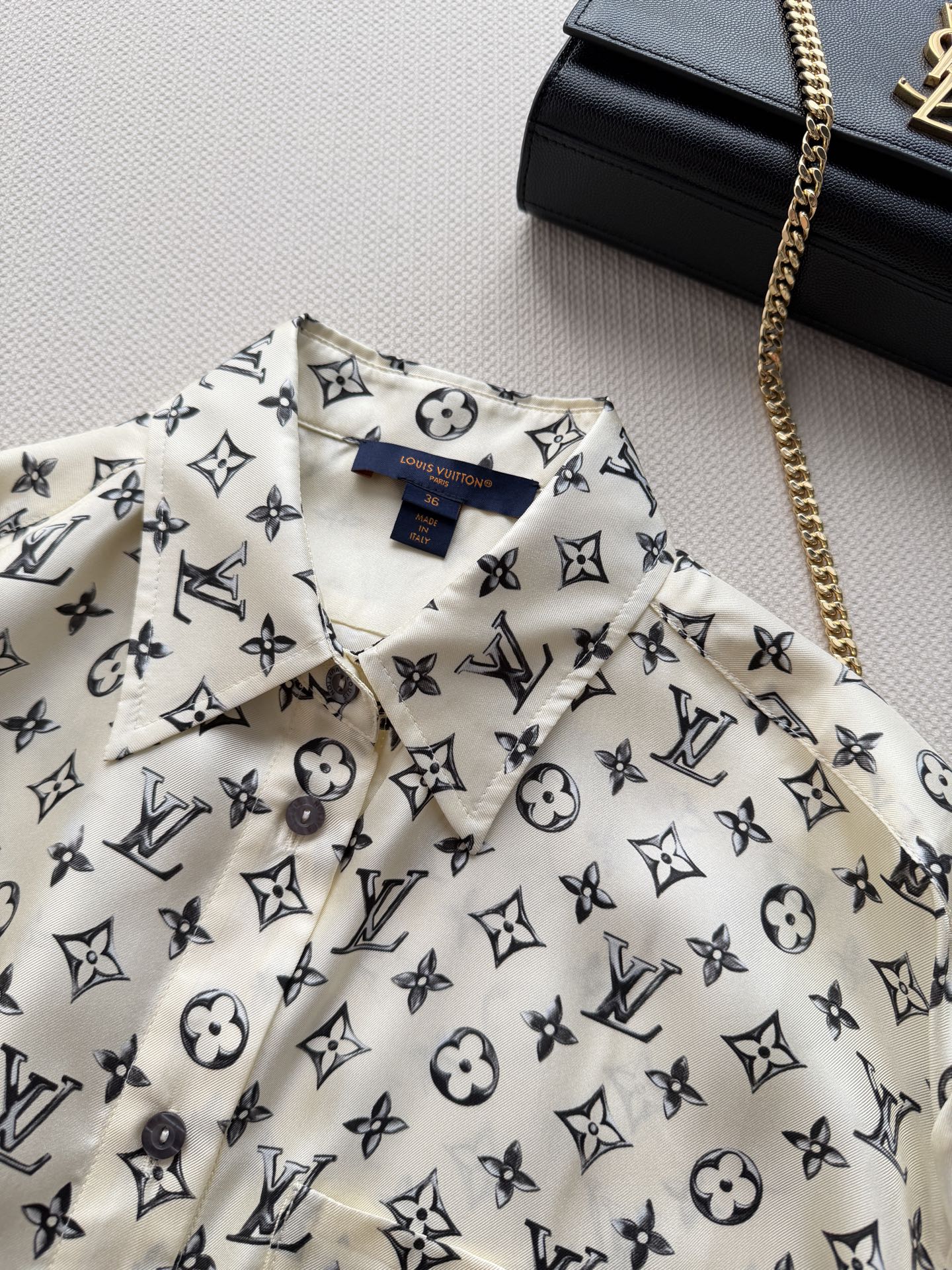 LouisVuitto*🆕 2026早秋系列Monogram真丝衬衫，经典老花图案+白色底色，优雅又有辨