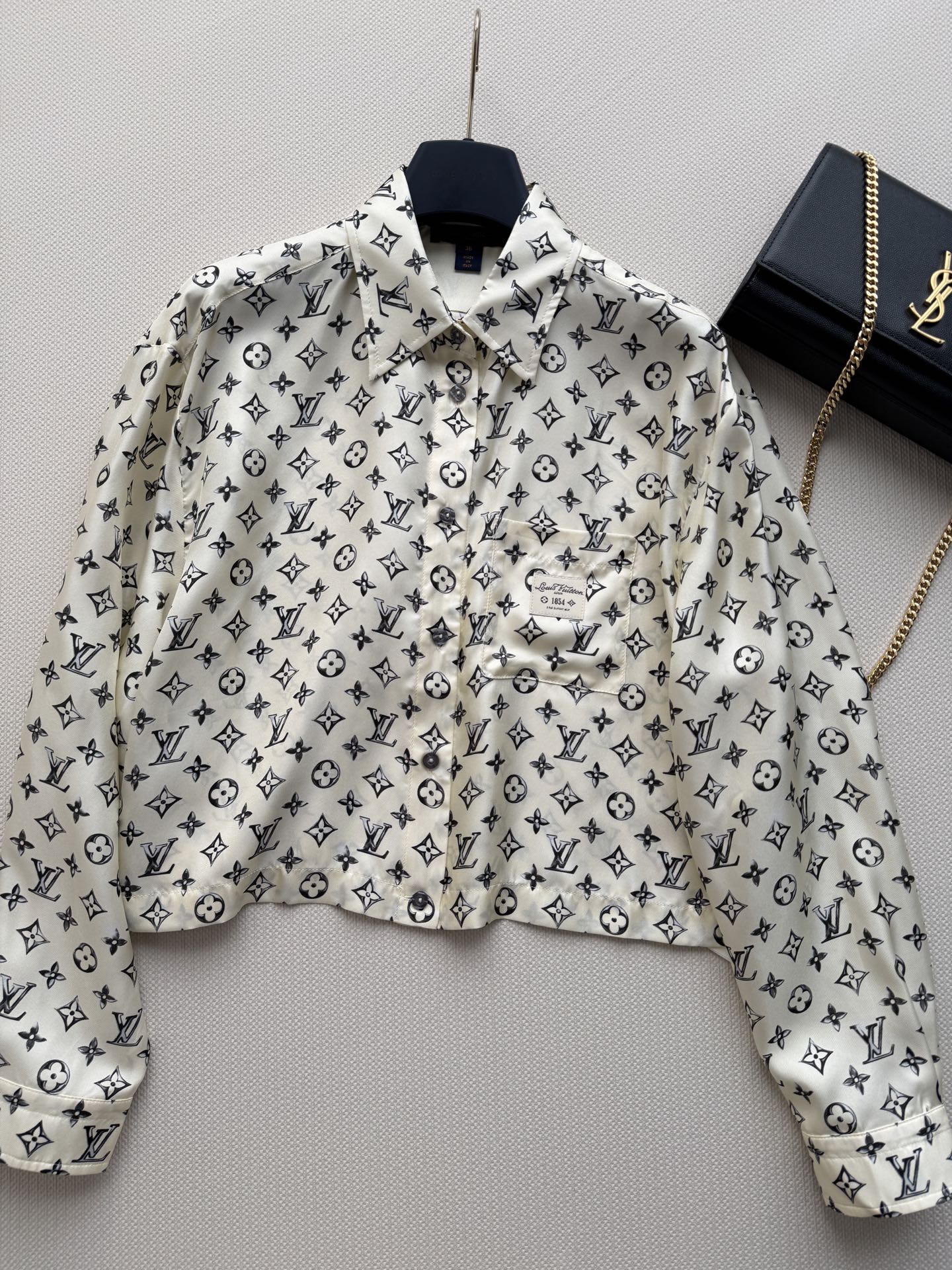 LouisVuitto*🆕 2026早秋系列Monogram真丝衬衫，经典老花图案+白色底色，优雅又有辨