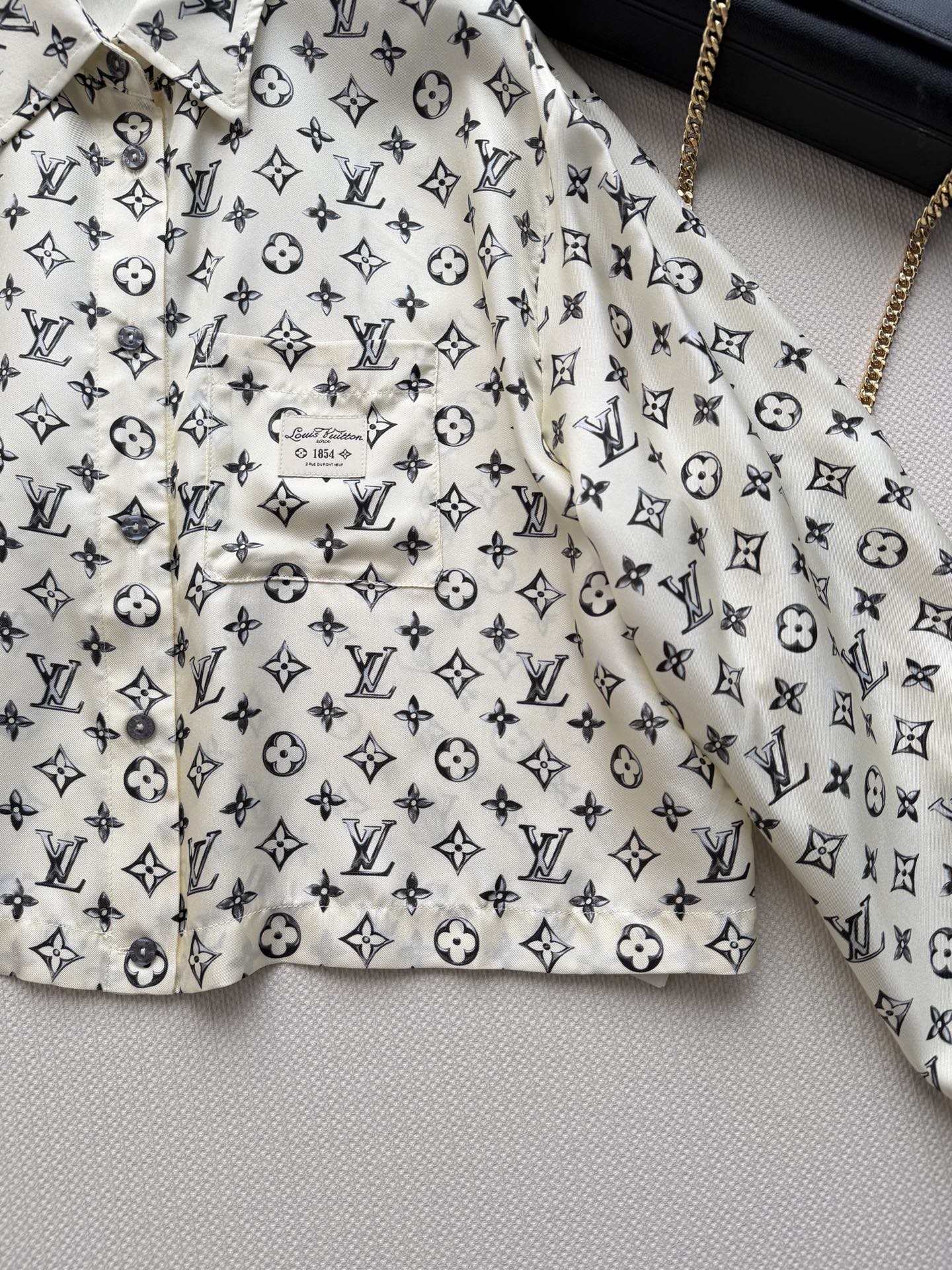 LouisVuitto*🆕 2026早秋系列Monogram真丝衬衫，经典老花图案+白色底色，优雅又有辨