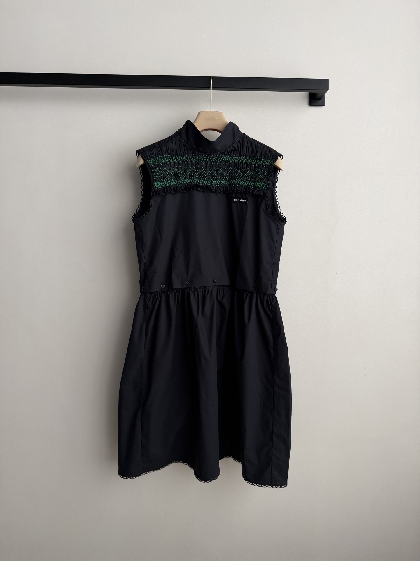 𝐌𝐢𝐮𝐌𝐢*26new🪄L’ete系列👏蕾丝花边领撞色刺绣无袖连衣裙🖤💚🍃春夏穿超舒服！下摆镂空蕾丝花边