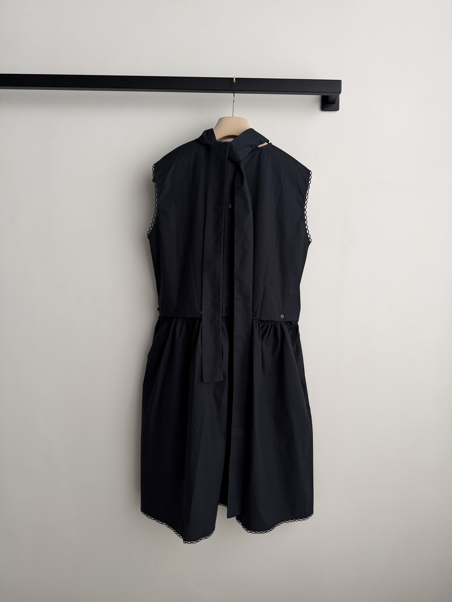 𝐌𝐢𝐮𝐌𝐢*26new🪄L’ete系列👏蕾丝花边领撞色刺绣无袖连衣裙🖤💚🍃春夏穿超舒服！下摆镂空蕾丝花边