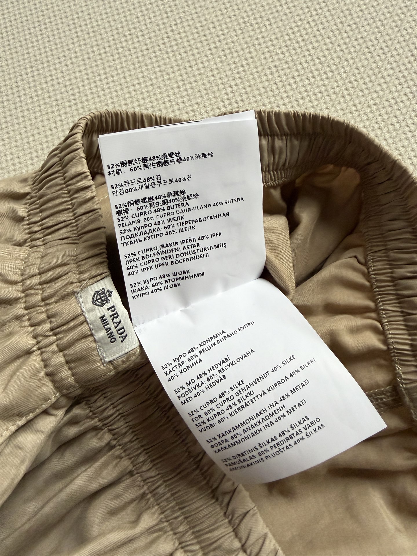 Prad*🆕大地色系搭配 废土风短裤深色褶皱自带肌理感，搭配宽松外套慵懒又藏肉，宽松版型的设计更加松弛舒