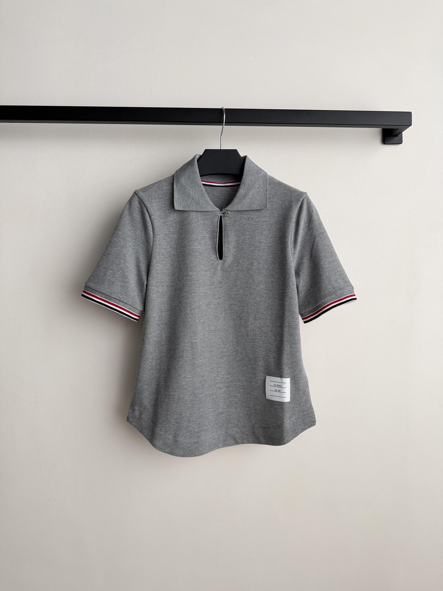 ThomBrown*🆕灰色polo领精致上衣 H版正肩T恤 polo水滴型衣领、有弧度显高腰的衣边和红白