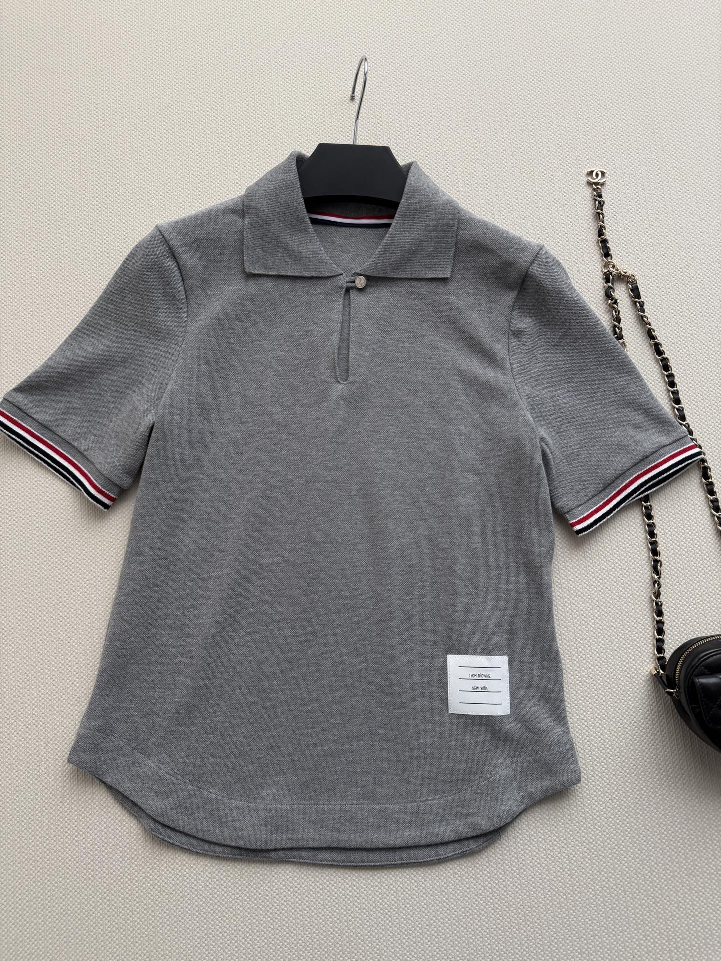 ThomBrown*🆕灰色polo领精致上衣 H版正肩T恤 polo水滴型衣领、有弧度显高腰的衣边和红白