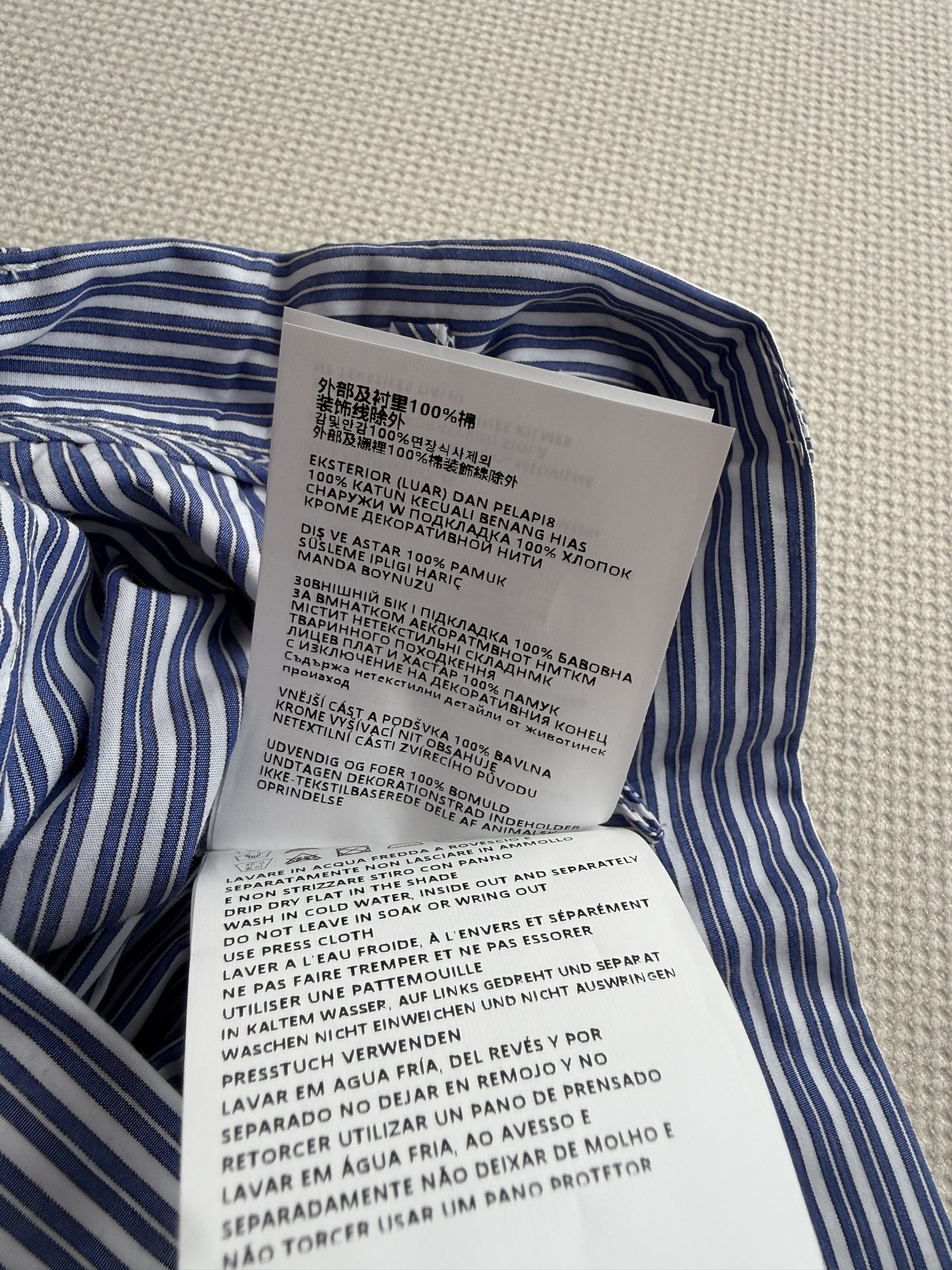 miumi*🆕蓝色条纹半裙，经典竖条纹设计，棉质面料柔软透气，春秋季节穿着超舒适！刺绣细节，潮流感满满，