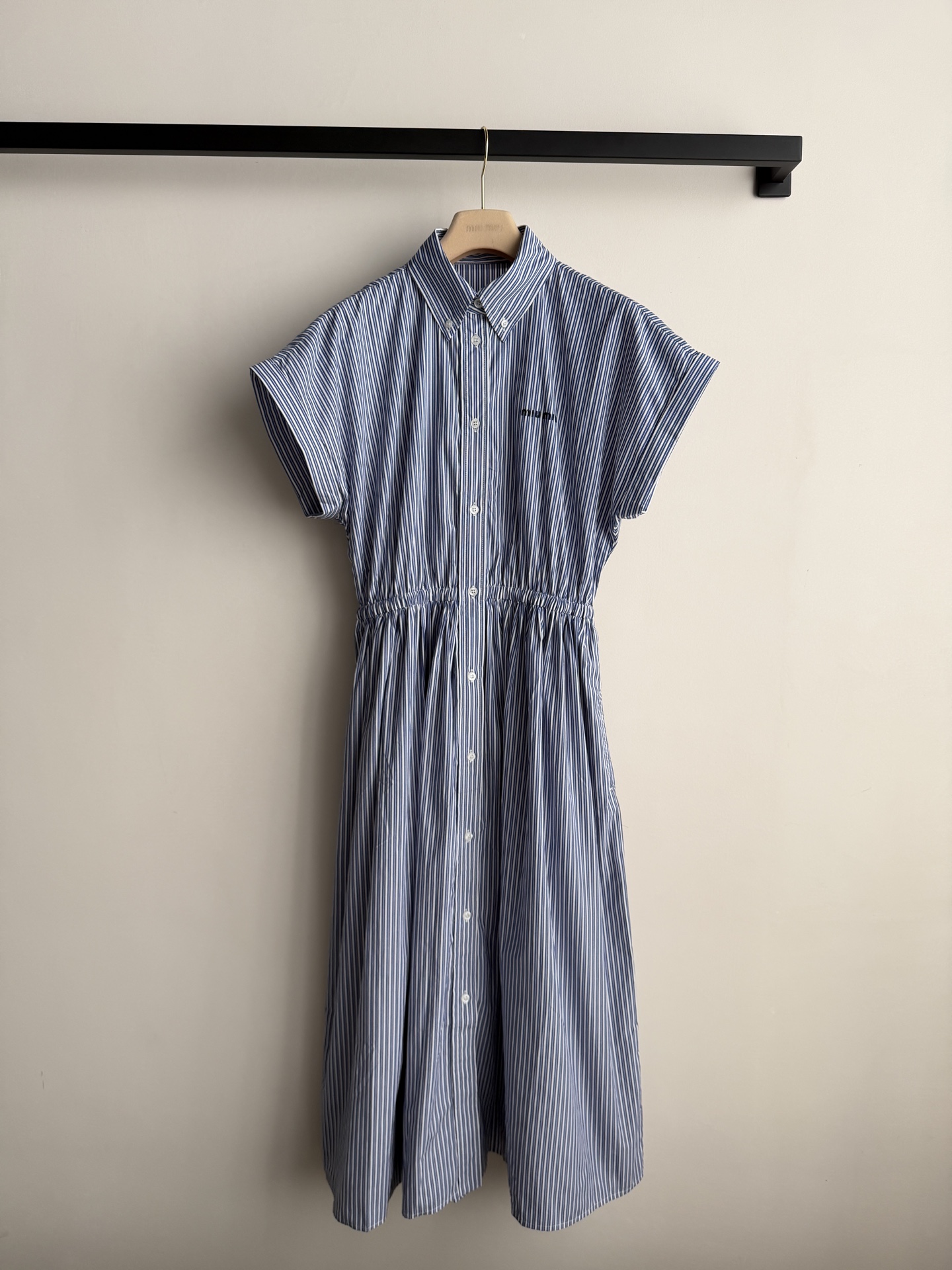 Miumi*🆕26春夏新品短袖连衣裙 蓝白条纹织就松弛日常，无袖剪裁展露利落肩线，前排纽扣与收腰褶裥勾勒