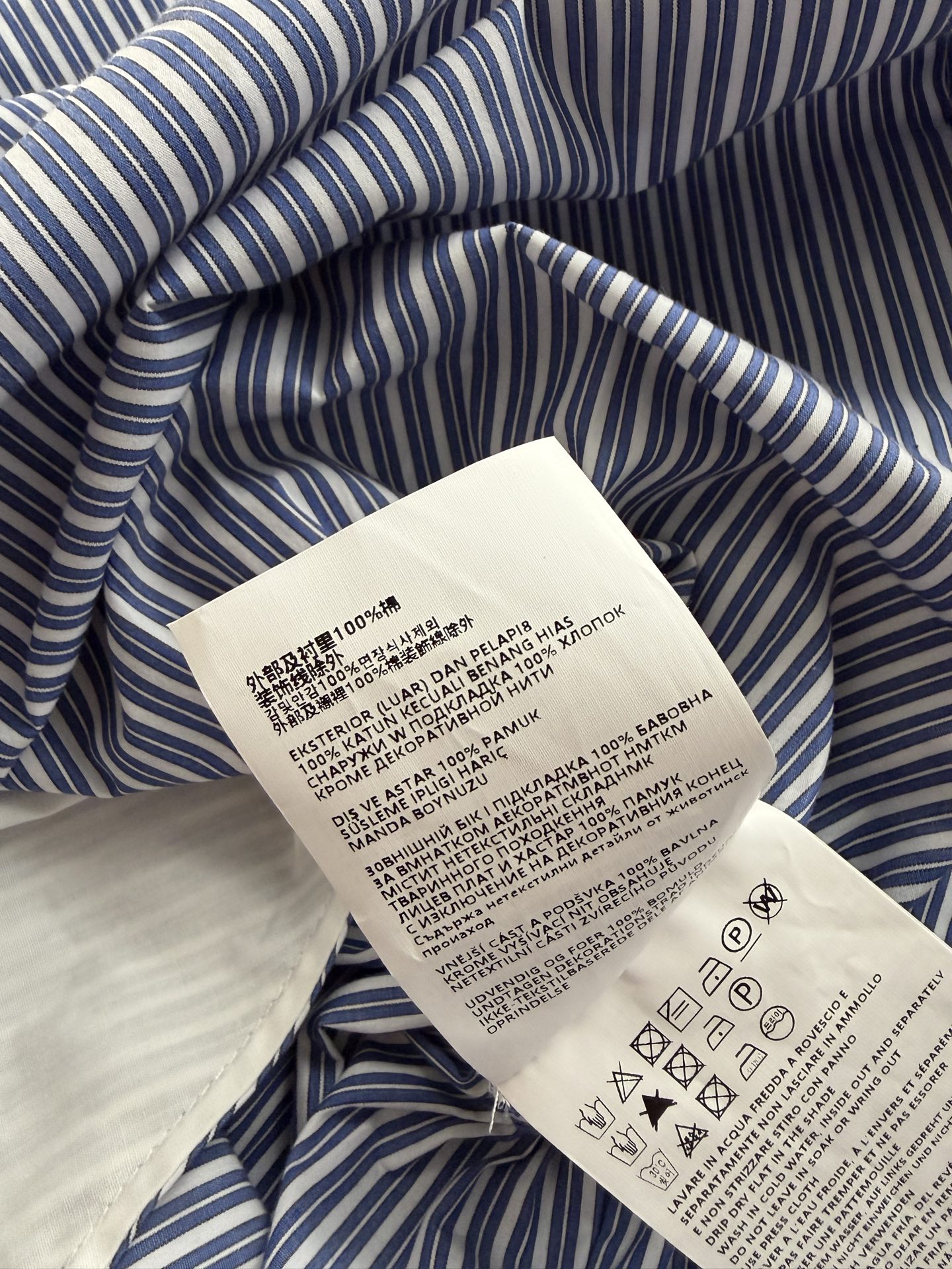 Miumi*🆕26春夏新品短袖连衣裙 蓝白条纹织就松弛日常，无袖剪裁展露利落肩线，前排纽扣与收腰褶裥勾勒