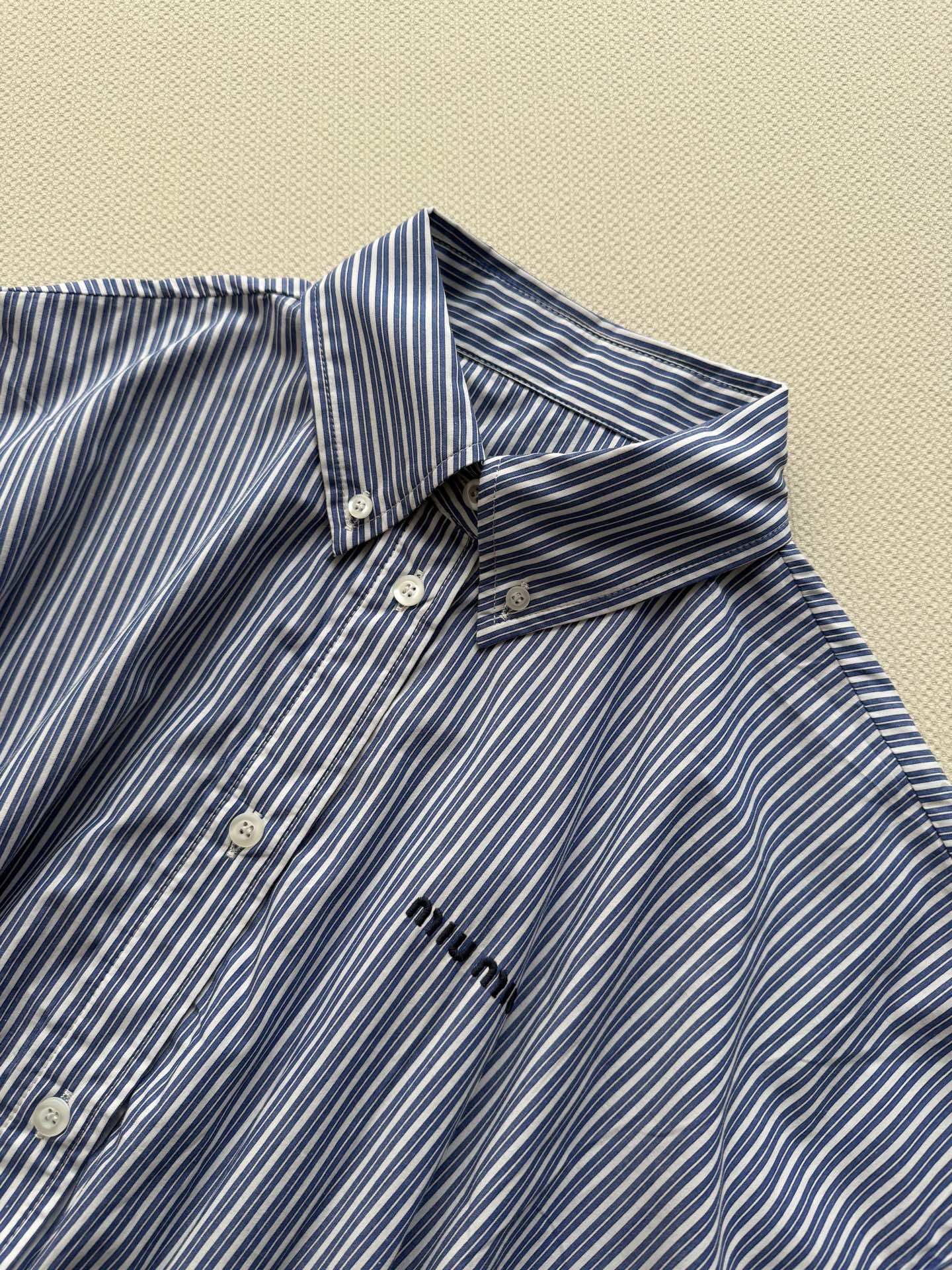 Miumi*🆕26春夏新品短袖连衣裙 蓝白条纹织就松弛日常，无袖剪裁展露利落肩线，前排纽扣与收腰褶裥勾勒