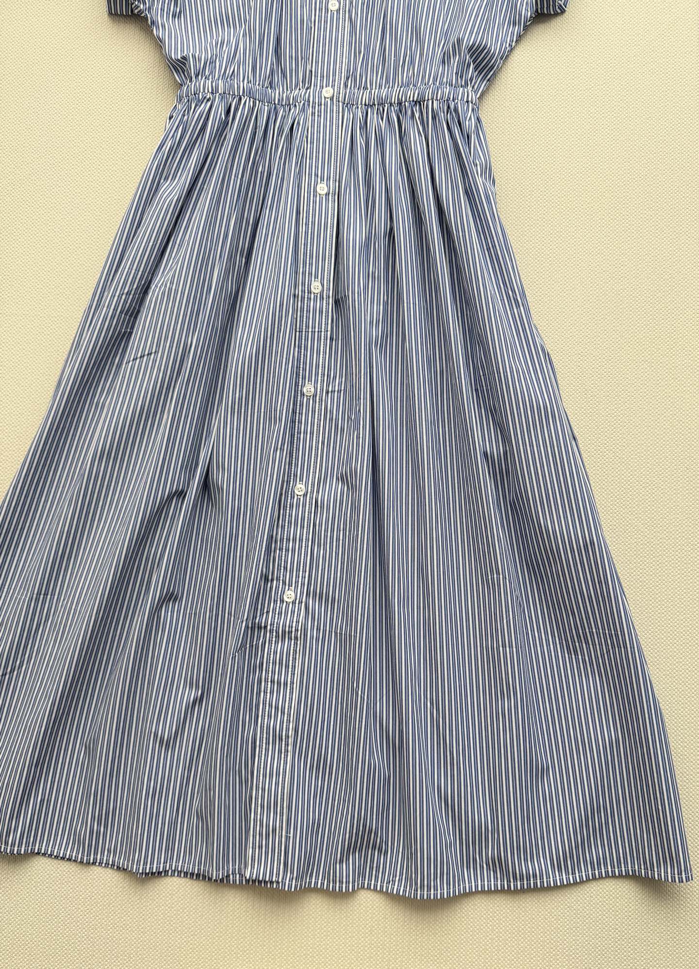 Miumi*🆕26春夏新品短袖连衣裙 蓝白条纹织就松弛日常，无袖剪裁展露利落肩线，前排纽扣与收腰褶裥勾勒