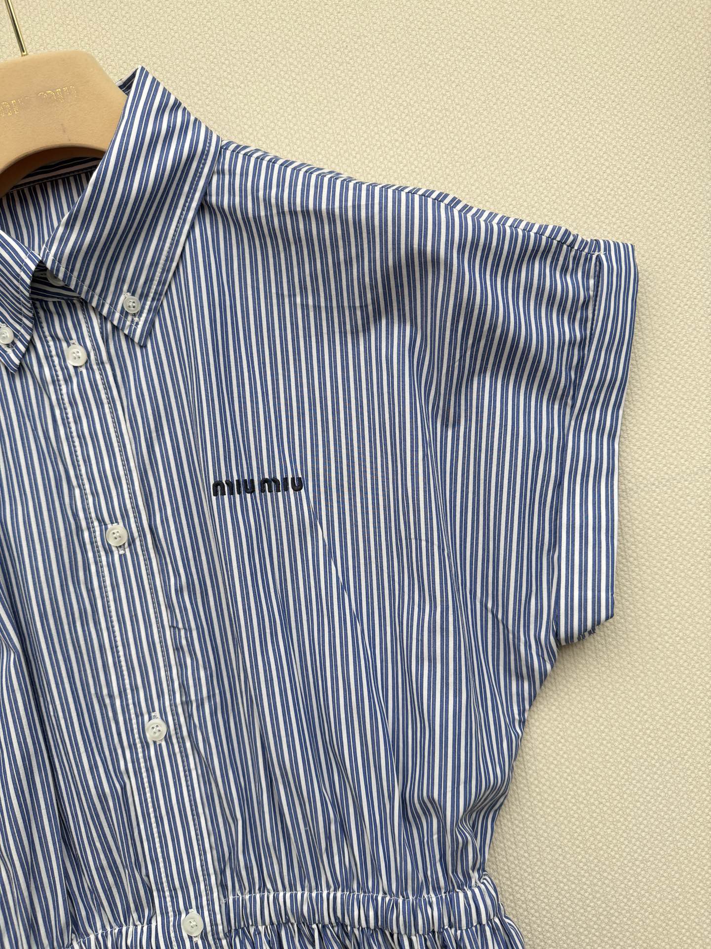Miumi*🆕26春夏新品短袖连衣裙 蓝白条纹织就松弛日常，无袖剪裁展露利落肩线，前排纽扣与收腰褶裥勾勒