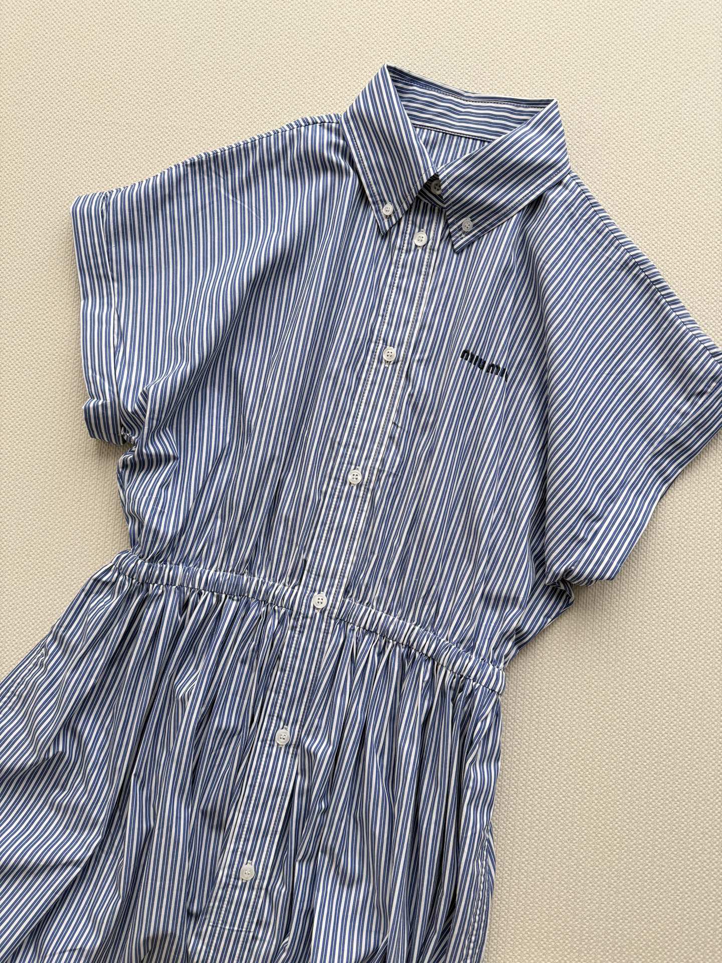Miumi*🆕26春夏新品短袖连衣裙 蓝白条纹织就松弛日常，无袖剪裁展露利落肩线，前排纽扣与收腰褶裥勾勒