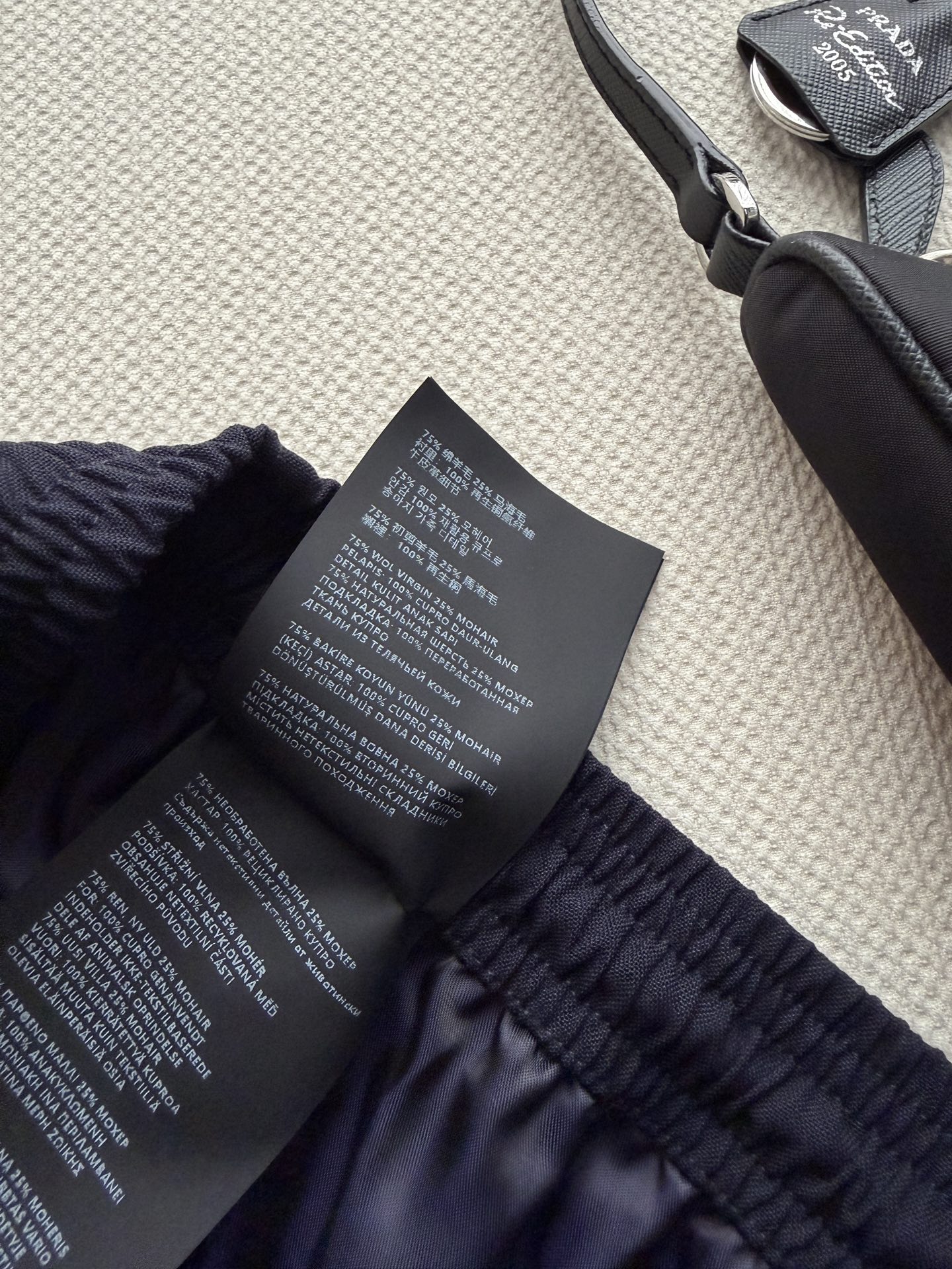 Prad*🆕26新款工装短裤，以利落廓形重塑都市休闲美学～松紧腰头搭配米白撞色抽绳（绳身缀有品牌标志性细