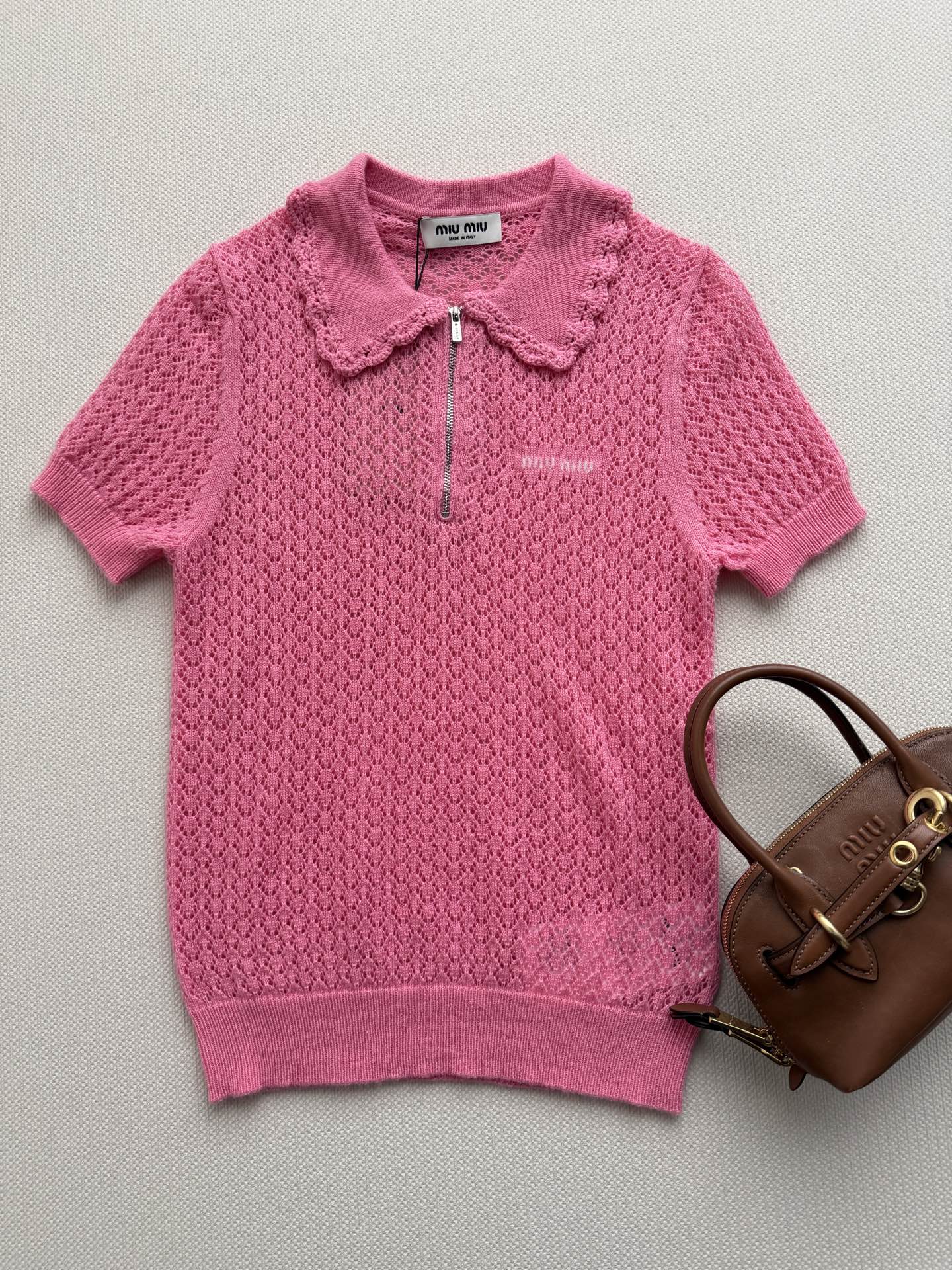 Miumi*🆕💗粉色镂空翻领polo针织短袖绞花镂空编织面料，透气轻薄，Polo翻领+半拉链设计，温柔又