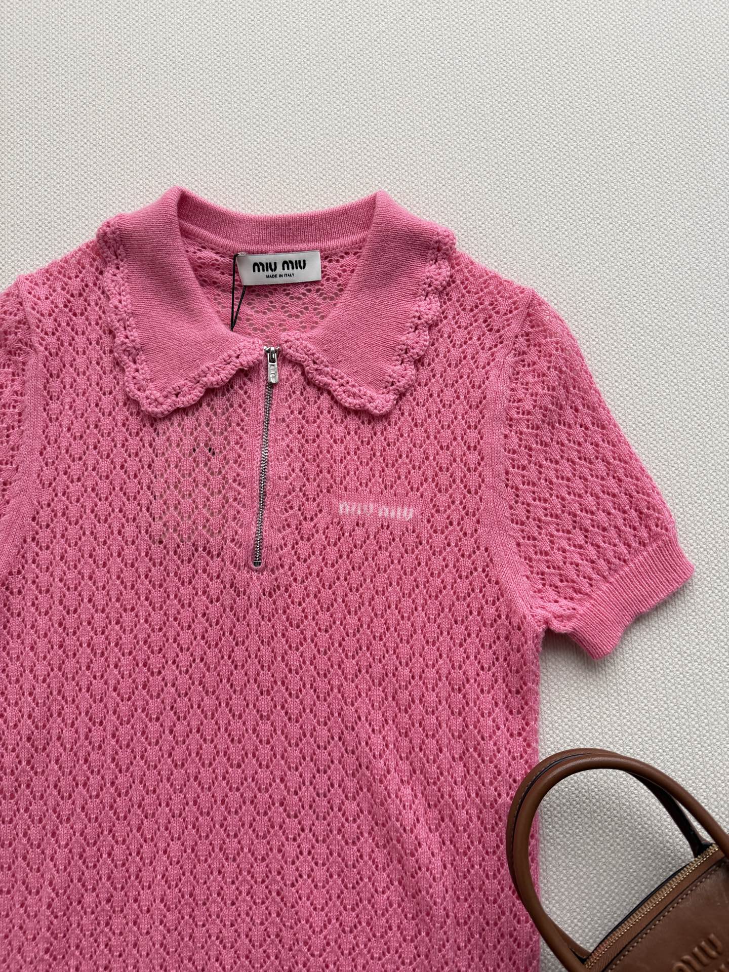 Miumi*🆕💗粉色镂空翻领polo针织短袖绞花镂空编织面料，透气轻薄，Polo翻领+半拉链设计，温柔又