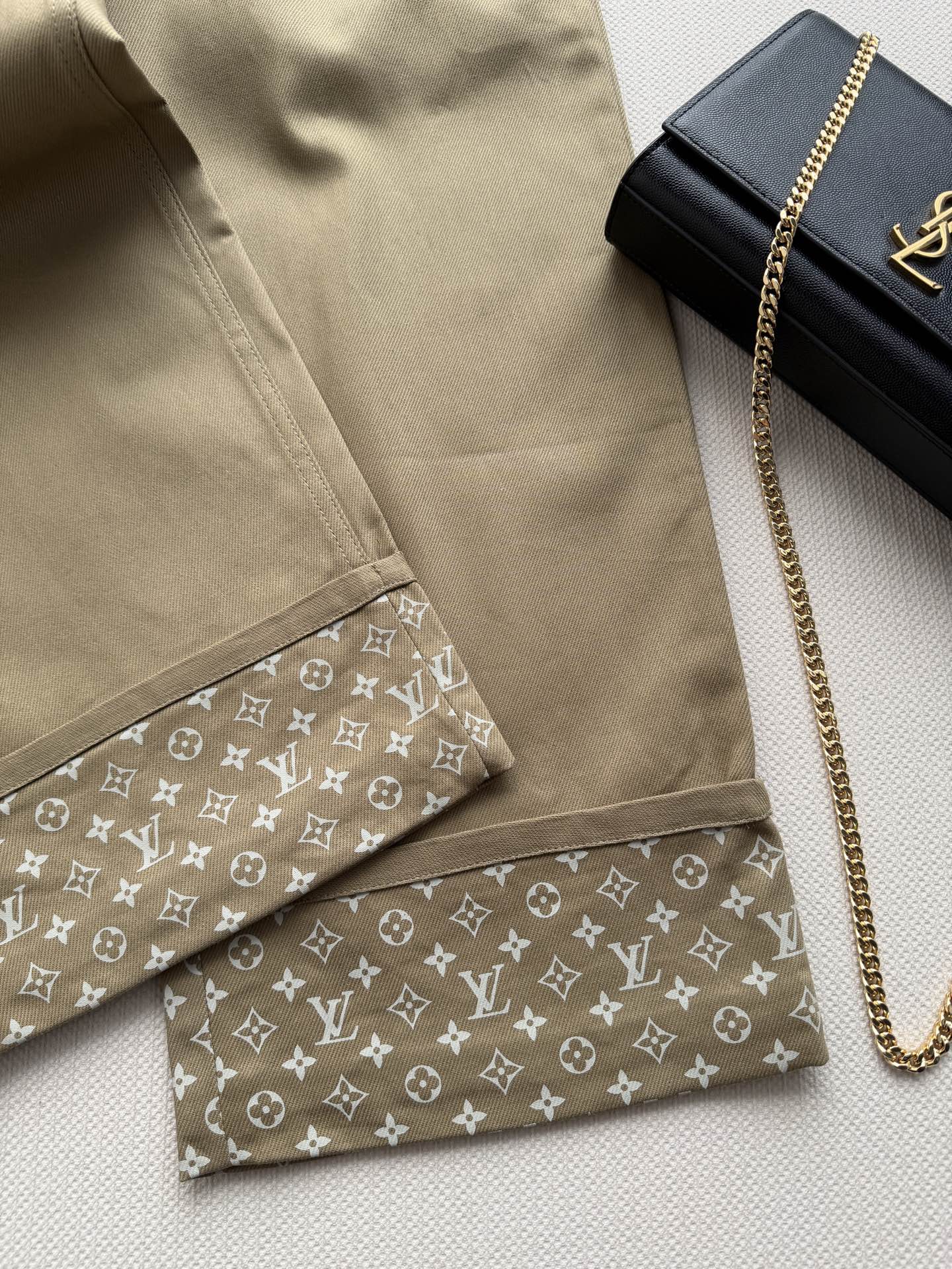 LouisVuitto*🆕 Monogram翻边牛仔裤，经典卡其色，棉质牛仔面料，裤脚翻边露出Monog