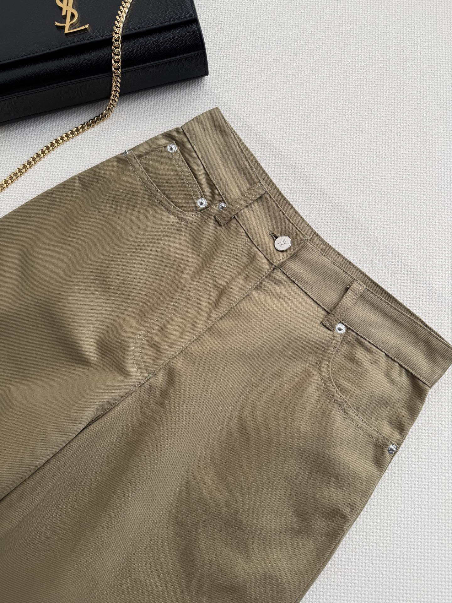 LouisVuitto*🆕 Monogram翻边牛仔裤，经典卡其色，棉质牛仔面料，裤脚翻边露出Monog