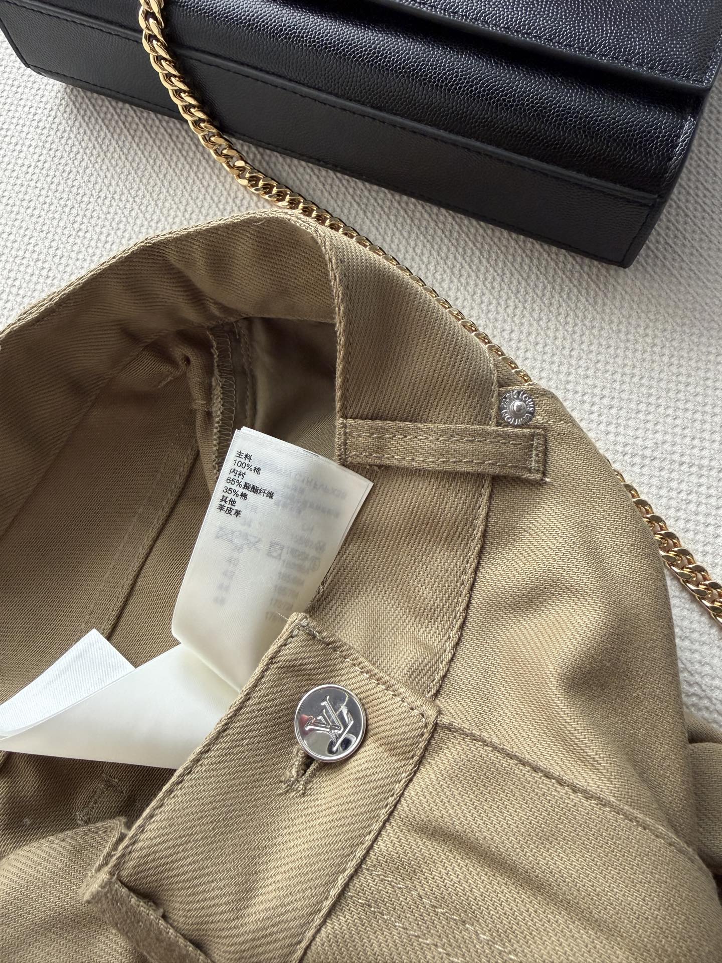LouisVuitto*🆕 Monogram翻边牛仔裤，经典卡其色，棉质牛仔面料，裤脚翻边露出Monog