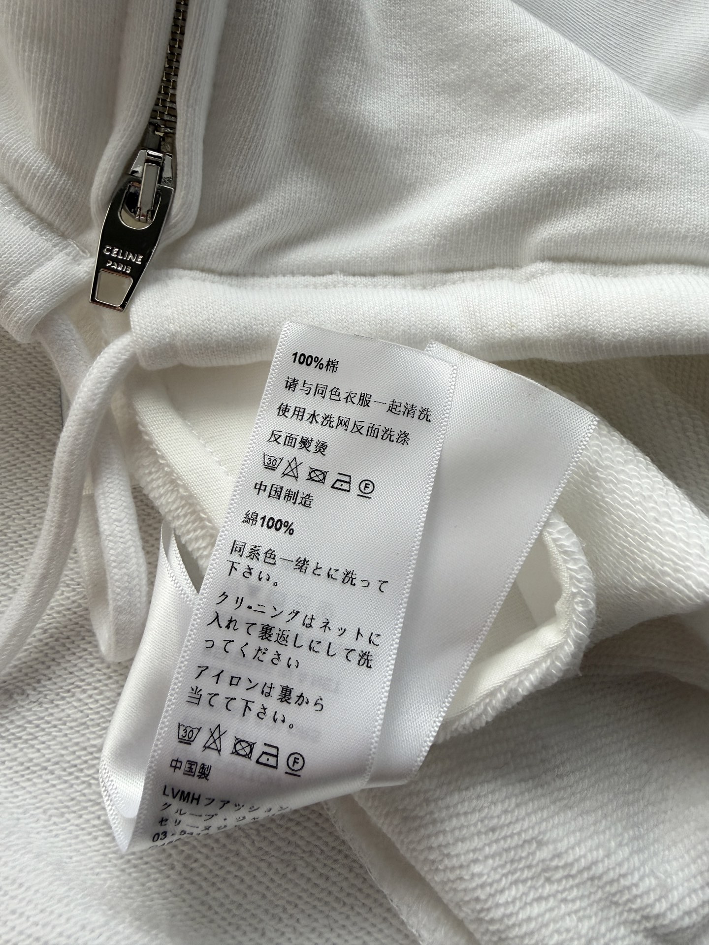 𝐂𝐞𝐥𝐢𝐧*🆕26new🪄蓝色徽标刺绣白色连帽外套🤍🤍🤍双链头拉链设计，胸口蓝标刺绣超有辨识度✨宽松休闲