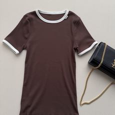 Prad*🆕撞色罗纹短袖T恤深棕主色+白色圆领和袖口,简约又有辨识度。罗纹针织面料弹性好,贴合身形,穿着 Prad*🆕撞色罗纹短袖T恤深棕主色+白色圆领和袖口,简约又有辨识度。罗纹针织面料弹性好,贴合身形,穿着