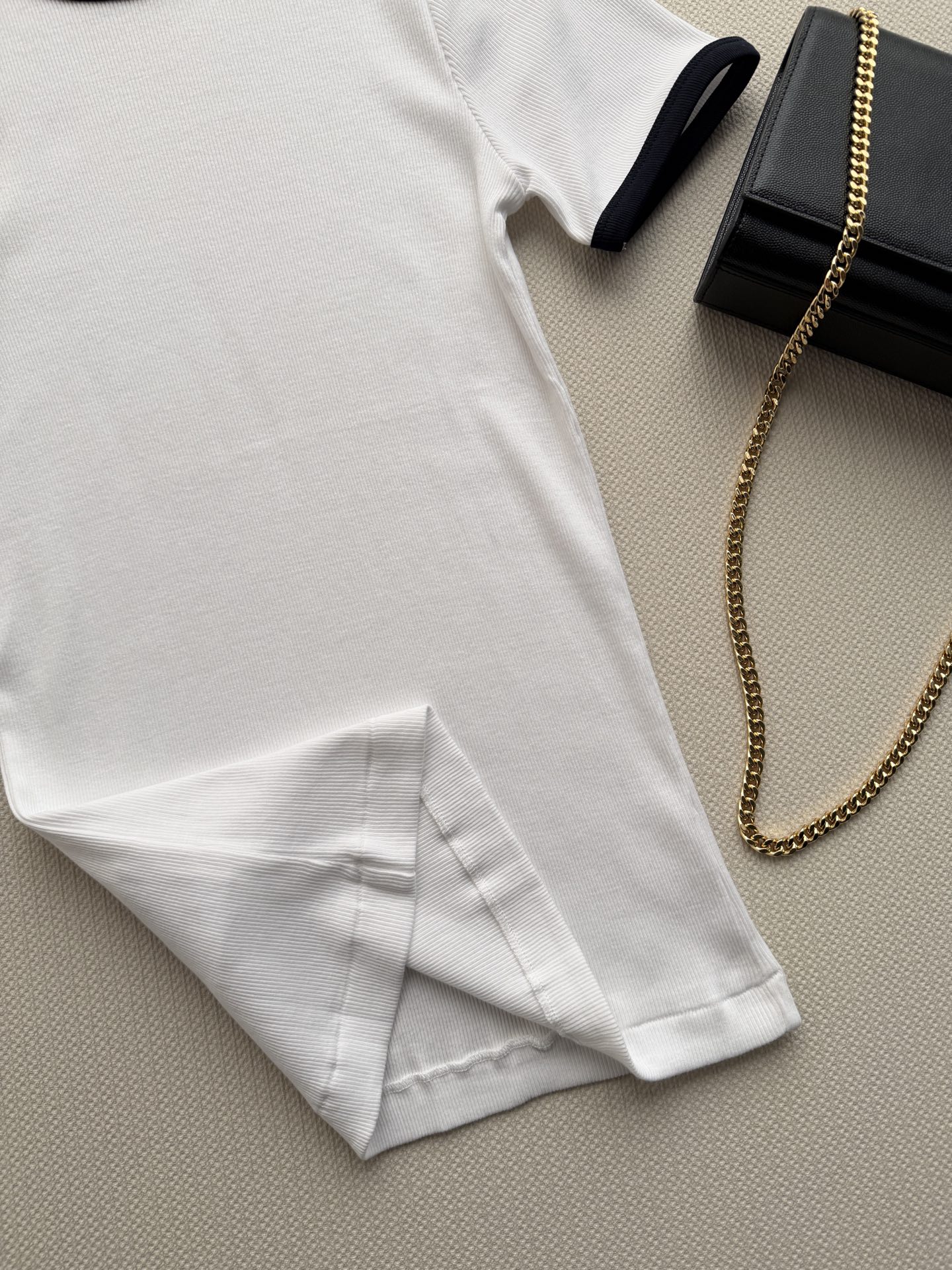Prad*🆕撞色罗纹短袖T恤白色主色+黑色圆领和袖口，简约又有辨识度。罗纹针织面料弹性好，贴合身形，穿着