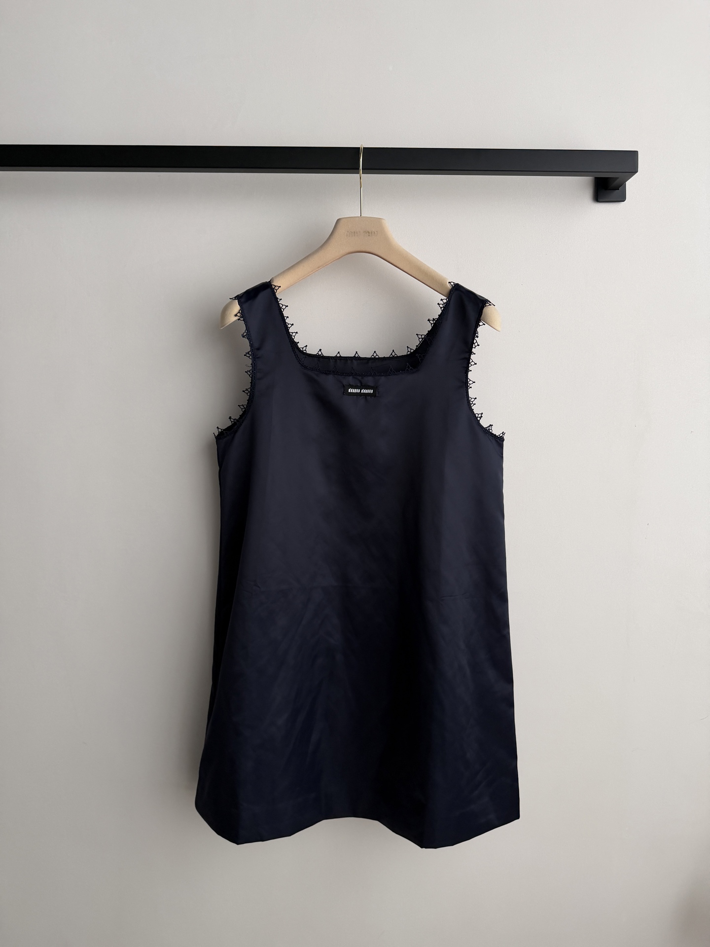 𝐌𝐢𝐮𝐌𝐢*🆕26new🪄镂空蕾丝花边藏蓝色无袖连衣裙💙💙💙夏天穿超舒服！简约大方的设计，领口和肩部有精